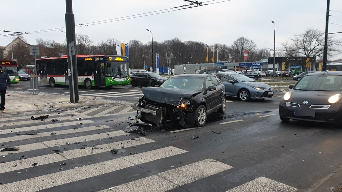 Na rondzie Mohyły znów zderzyły się pojazdy. Sprawczyni zapewnia, że poszkodowana jechała 200 km/h (zdjęcia)