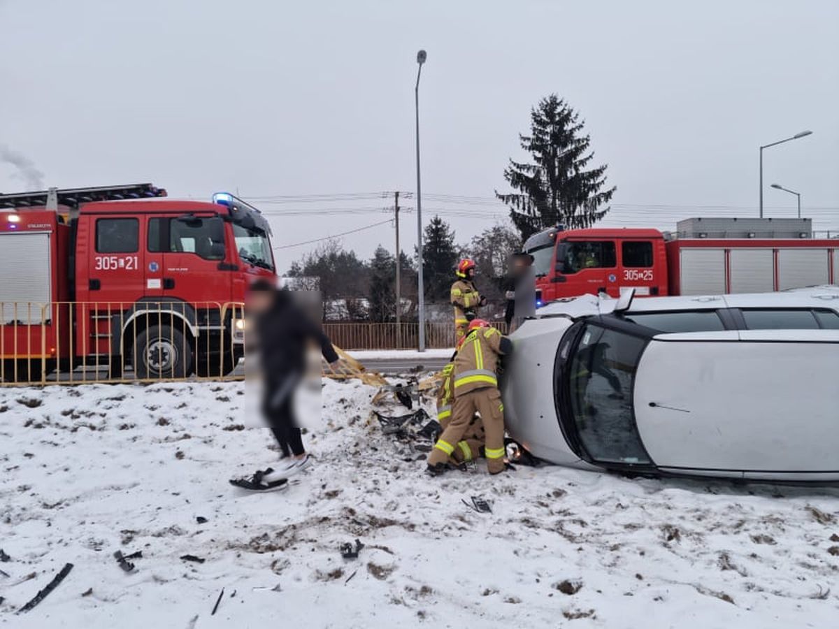 Suzuki wypadło z drogi, staranowało bariery i zatrzymało się na boku (zdjęcia)