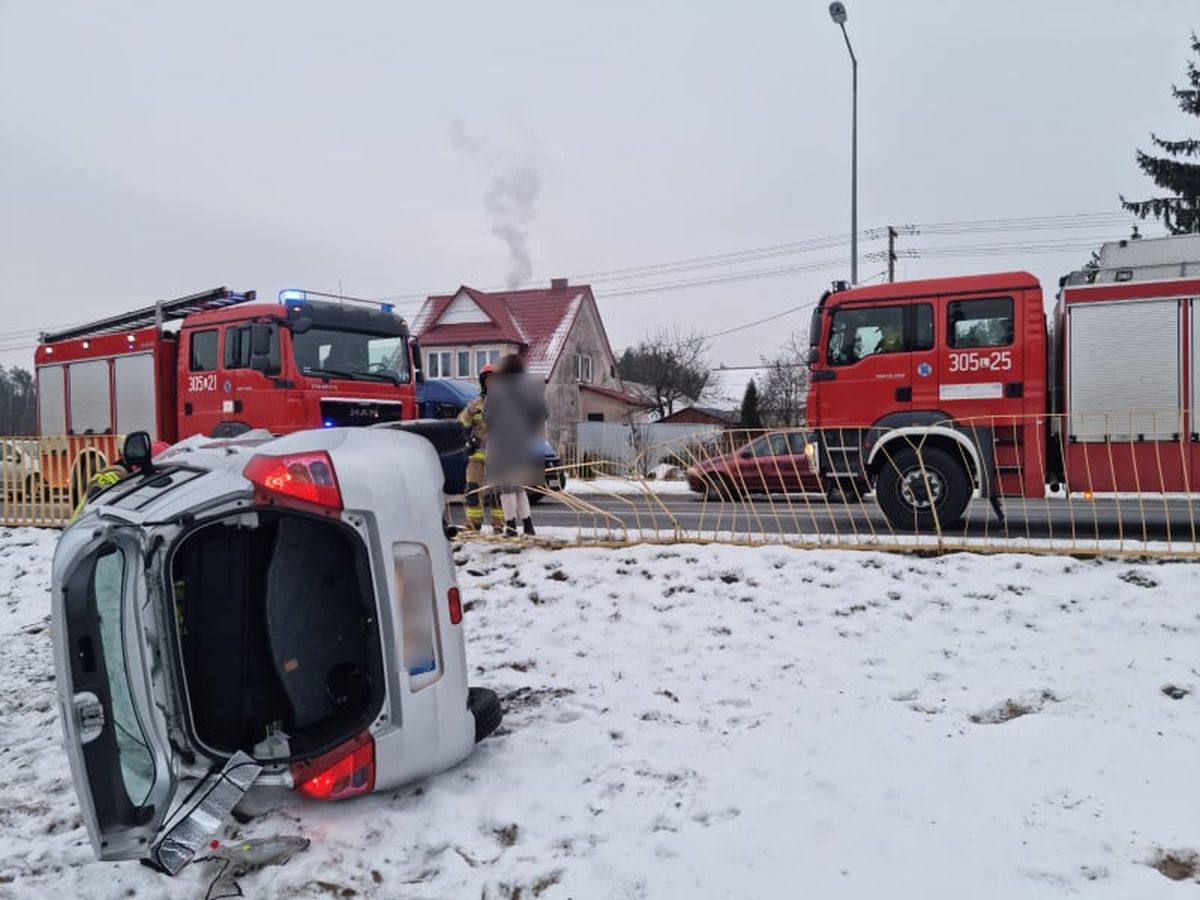 Suzuki wypadło z drogi, staranowało bariery i zatrzymało się na boku (zdjęcia)