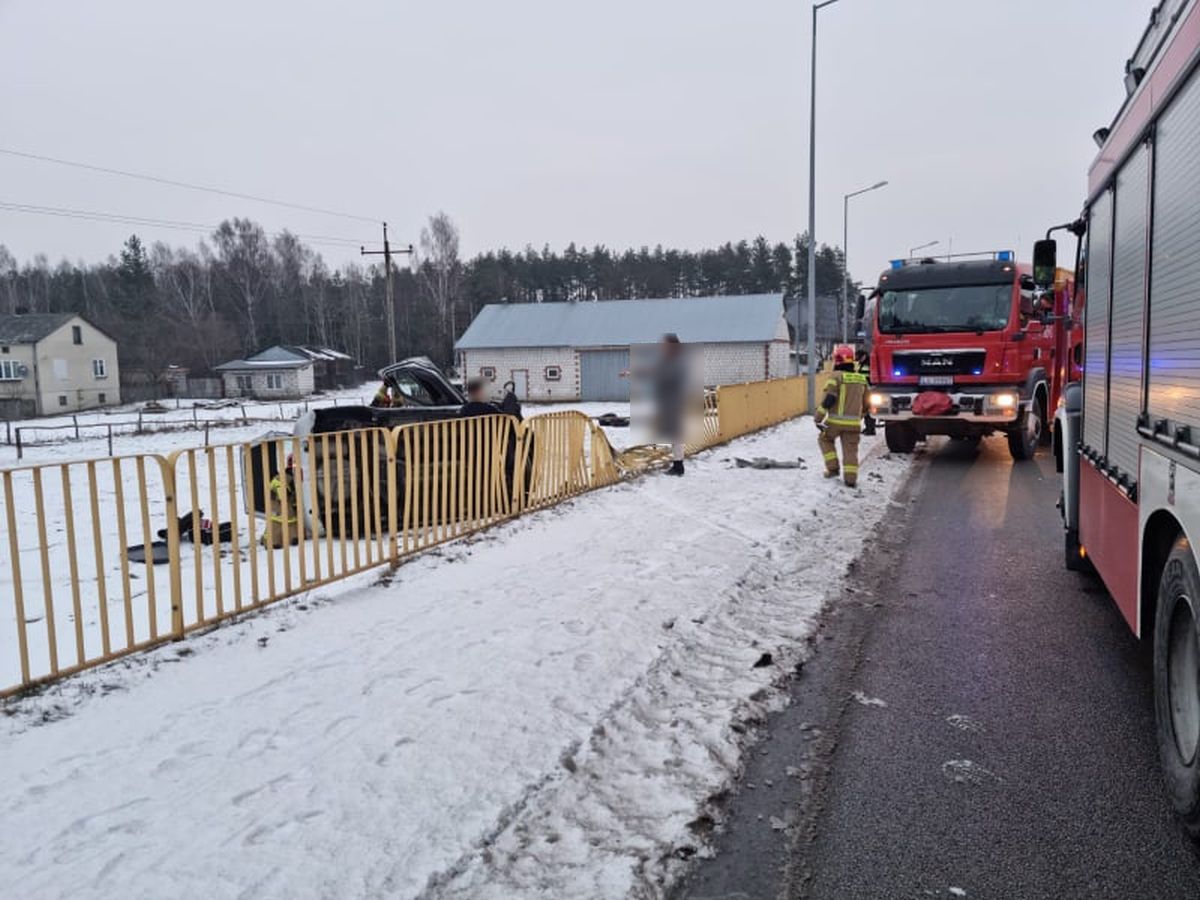 Suzuki wypadło z drogi, staranowało bariery i zatrzymało się na boku (zdjęcia)