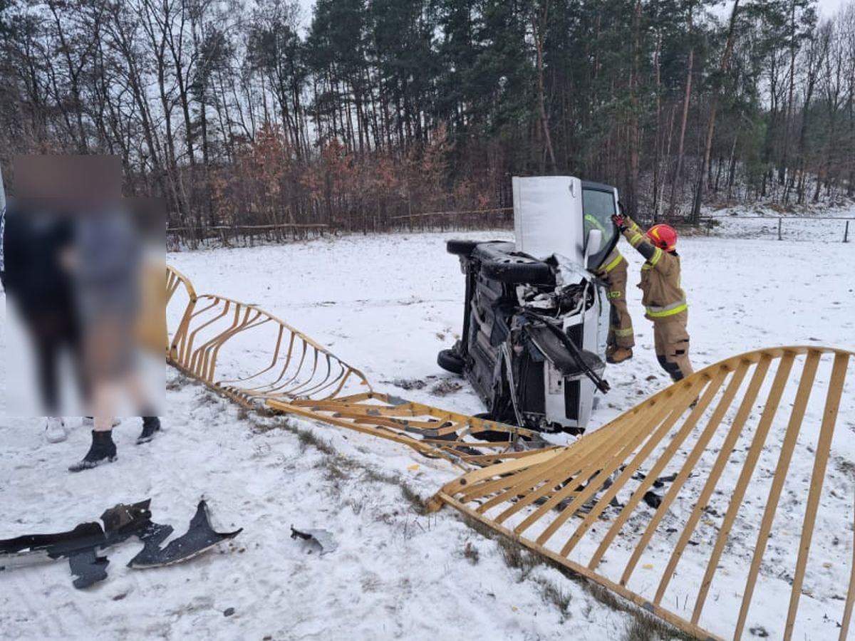 Suzuki wypadło z drogi, staranowało bariery i zatrzymało się na boku (zdjęcia)