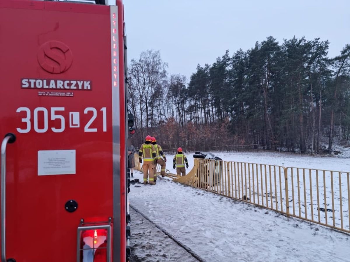 Suzuki wypadło z drogi, staranowało bariery i zatrzymało się na boku (zdjęcia)