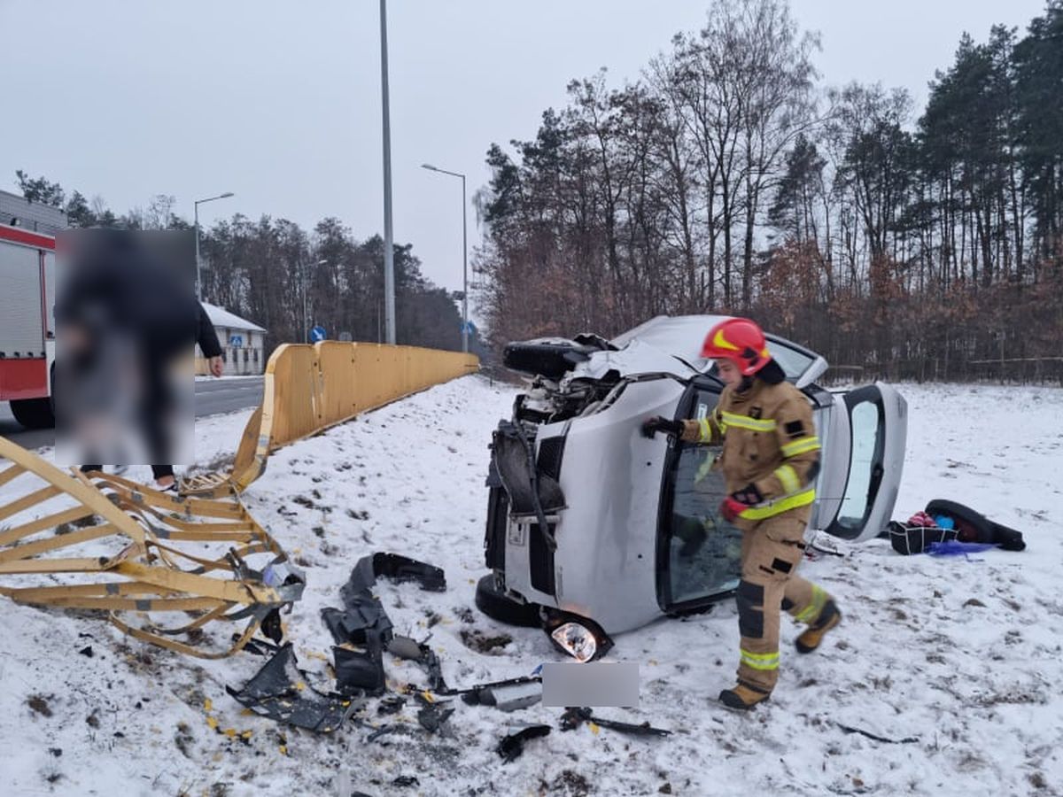 Suzuki wypadło z drogi, staranowało bariery i zatrzymało się na boku (zdjęcia)