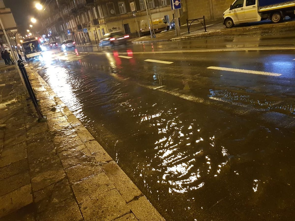 Ulicą popłynęła woda. Awaria wodociągu w Śródmieściu Lublina (zdjęcia)