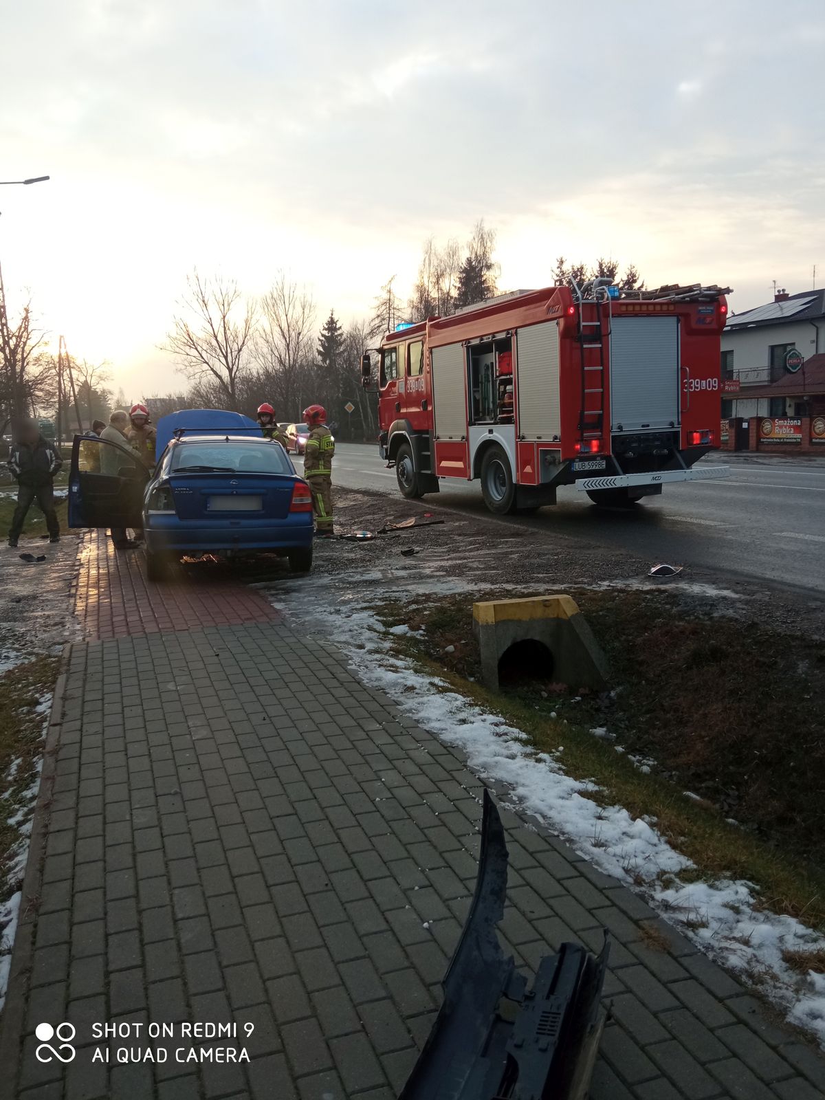 Opel wpadł do rowu i uderzył w przepust. Są duże utrudnienia na trasie Lublin – Kraśnik (zdjęcia)