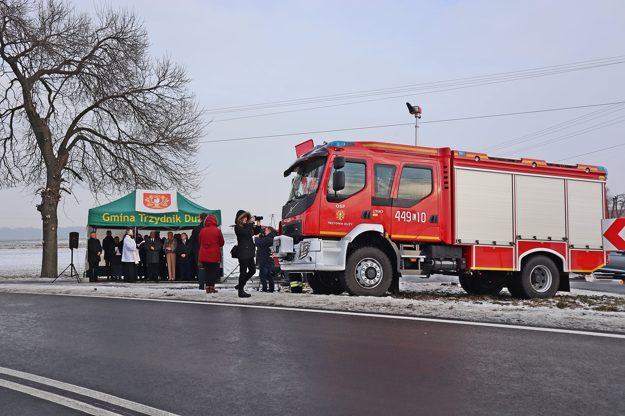 Dziury zniknęły, na drodze wojewódzkiej pojawiła się nowa nawierzchnia. Dziś miało miejsce oficjalne otwarcie (zdjęcia)