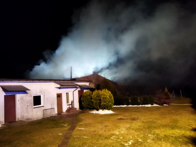 Nocny pożar budynku masarni. W akcji gaśniczej dziewięć zastępów straży pożarnej (zdjęcia)