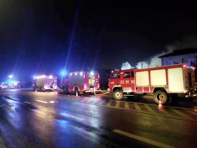 Nocny pożar budynku masarni. W akcji gaśniczej dziewięć zastępów straży pożarnej (zdjęcia)