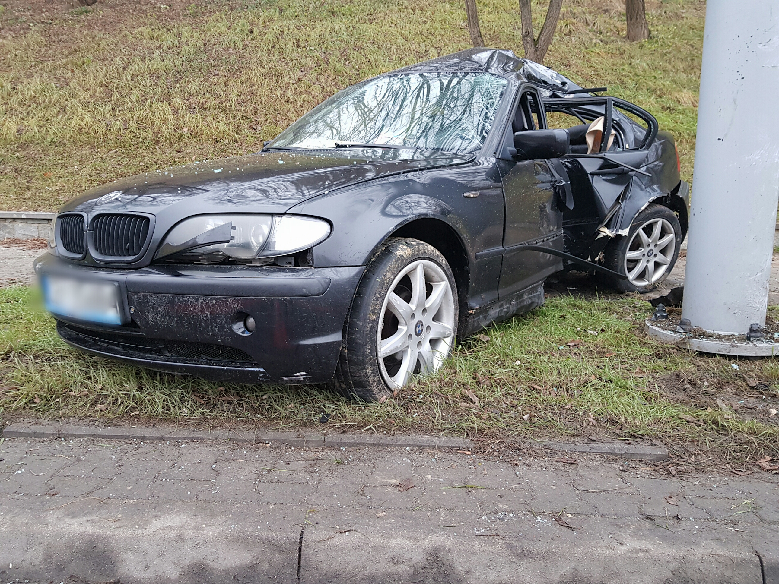 BMW uderzyło w słup na ul. Nadbystrzyckiej. Trzy osoby ranne, jedna w ciężkim stanie (wideo, zdjęcia)