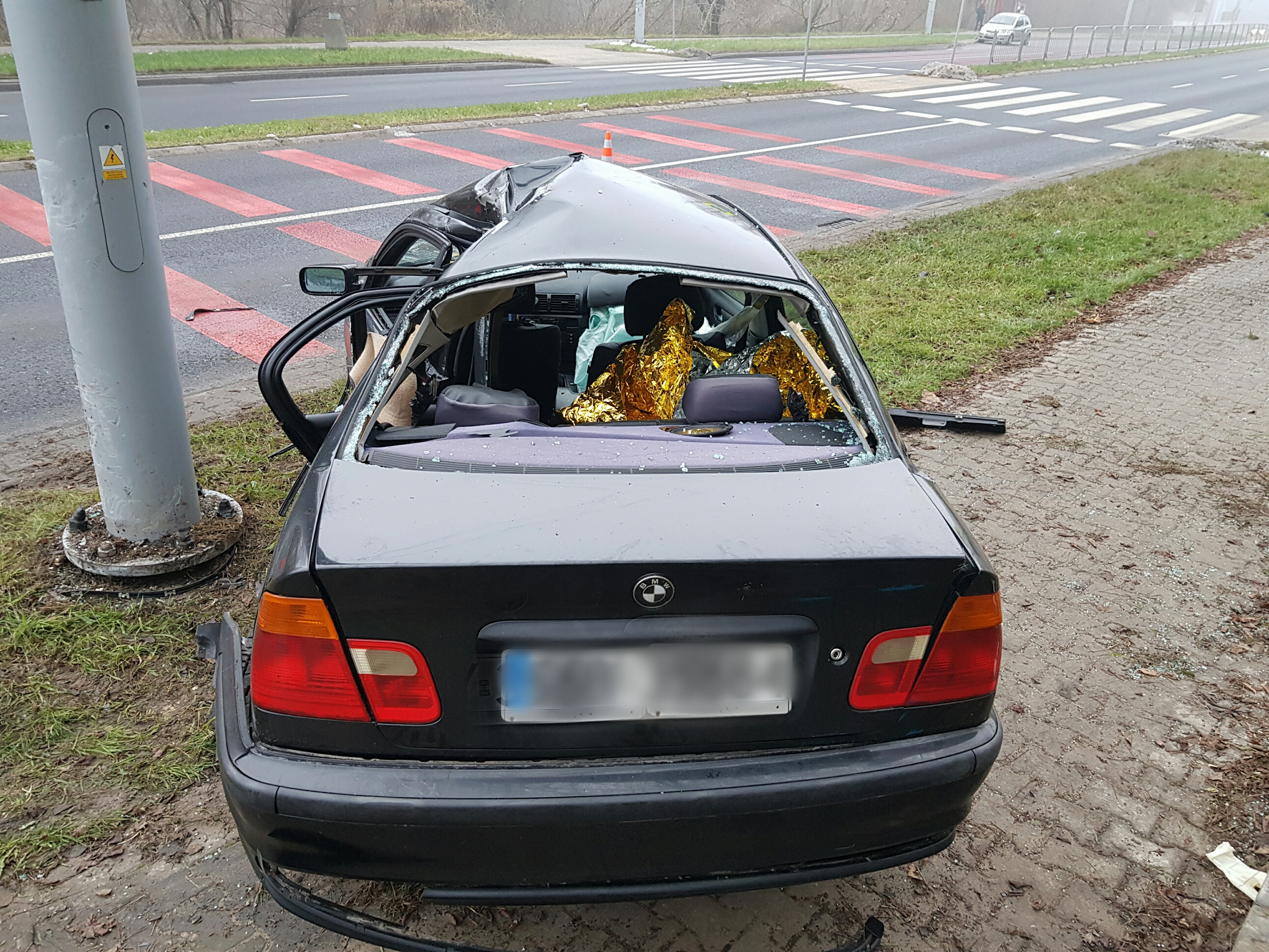 BMW uderzyło w słup na ul. Nadbystrzyckiej. Trzy osoby ranne, jedna w ciężkim stanie (wideo, zdjęcia)