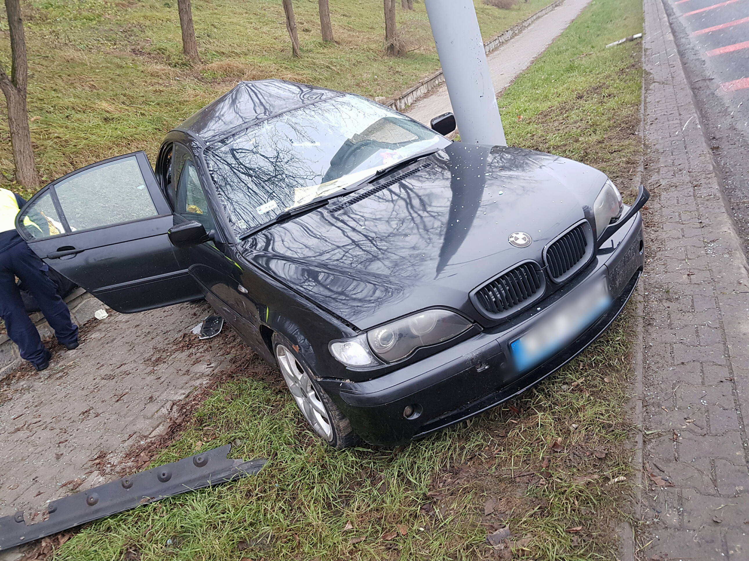 BMW uderzyło w słup na ul. Nadbystrzyckiej. Trzy osoby ranne, jedna w ciężkim stanie (wideo, zdjęcia)