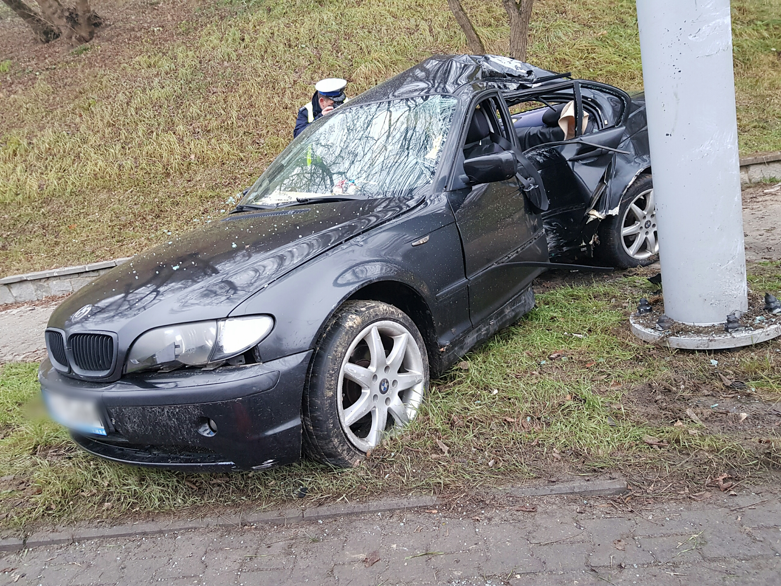 Był pijany, nie posiadał prawa jazdy. Roztrzaskał BMW na słupie (wideo, zdjęcia)