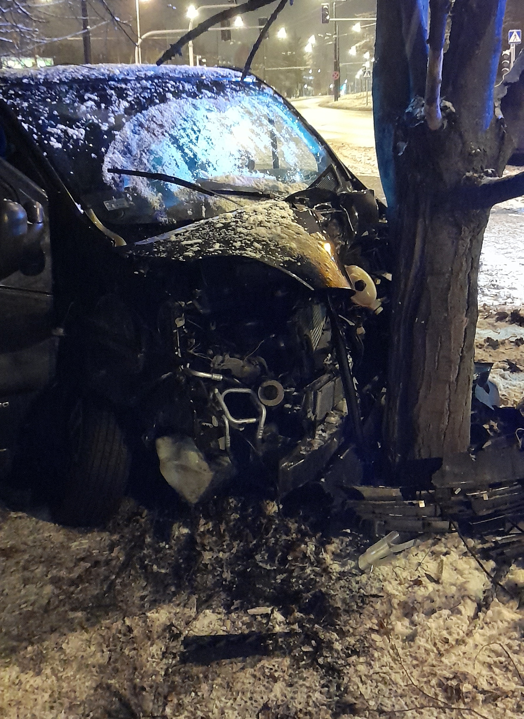 Opel uderzył w drzewo, w aucie był pijany mężczyzna. Zapewniał, że kierowca uciekł (zdjęcia)