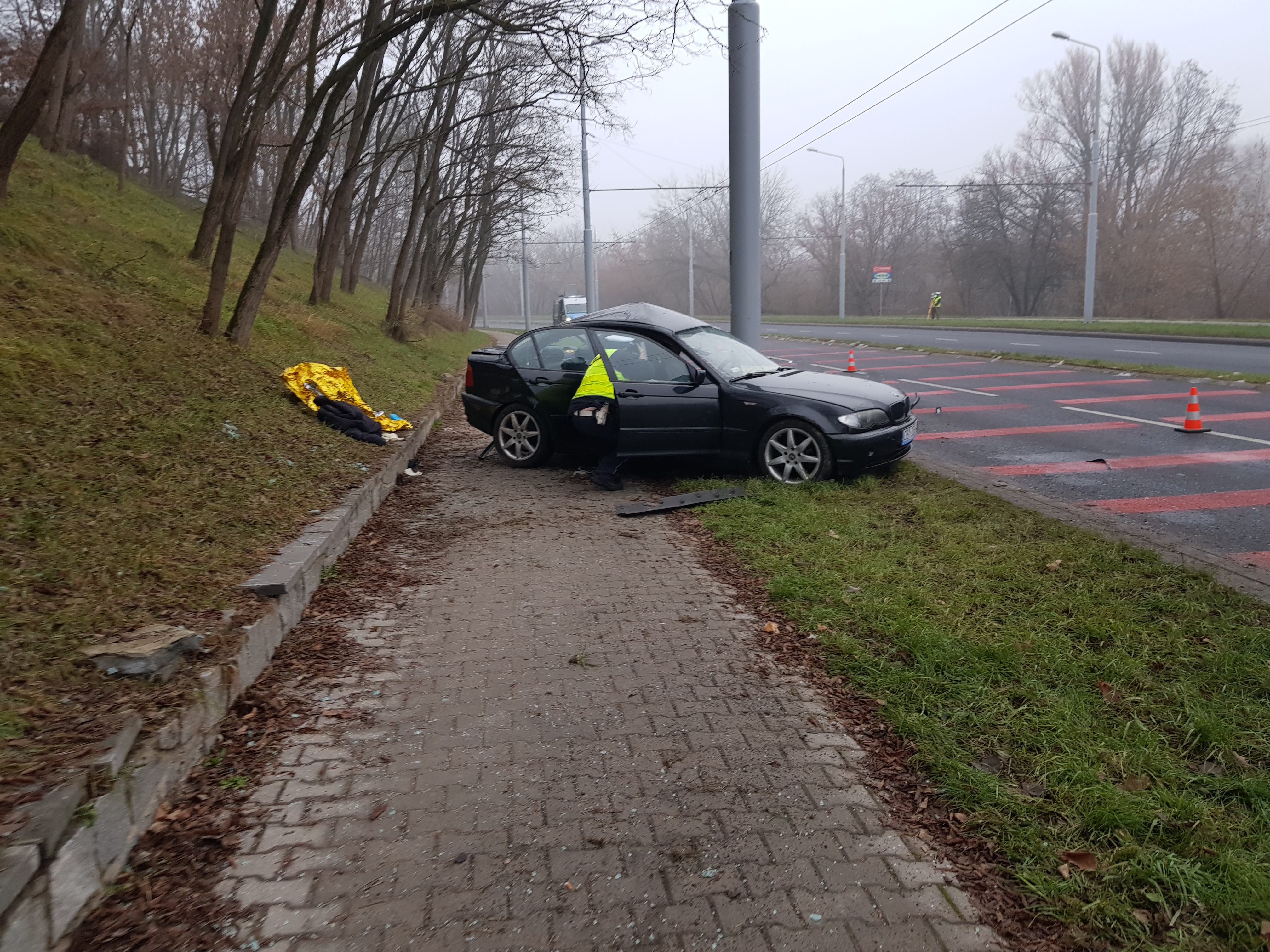 BMW uderzyło w słup na ul. Nadbystrzyckiej. Trzy osoby ranne, jedna w ciężkim stanie (wideo, zdjęcia)