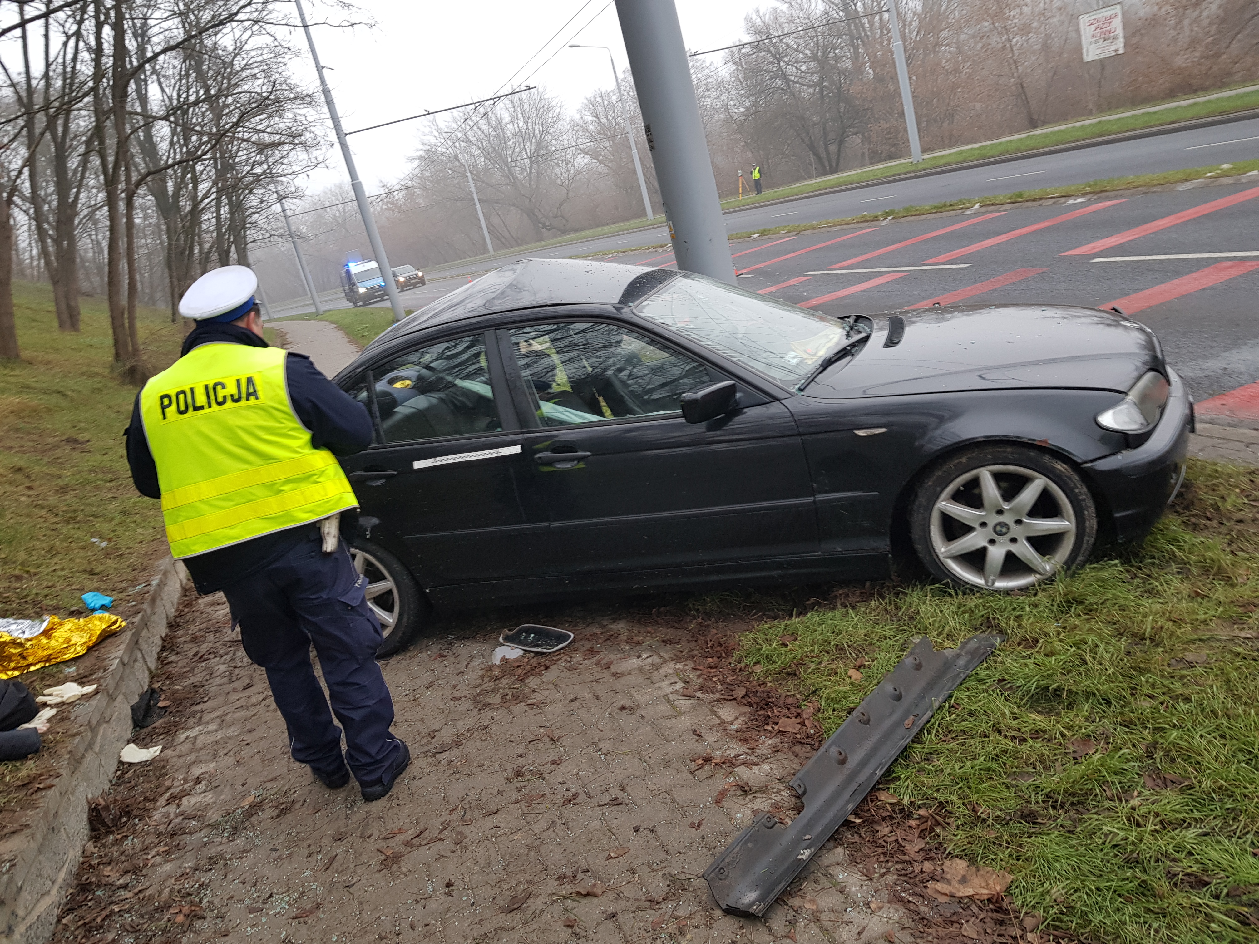 BMW uderzyło w słup na ul. Nadbystrzyckiej. Trzy osoby ranne, jedna w ciężkim stanie (wideo, zdjęcia)