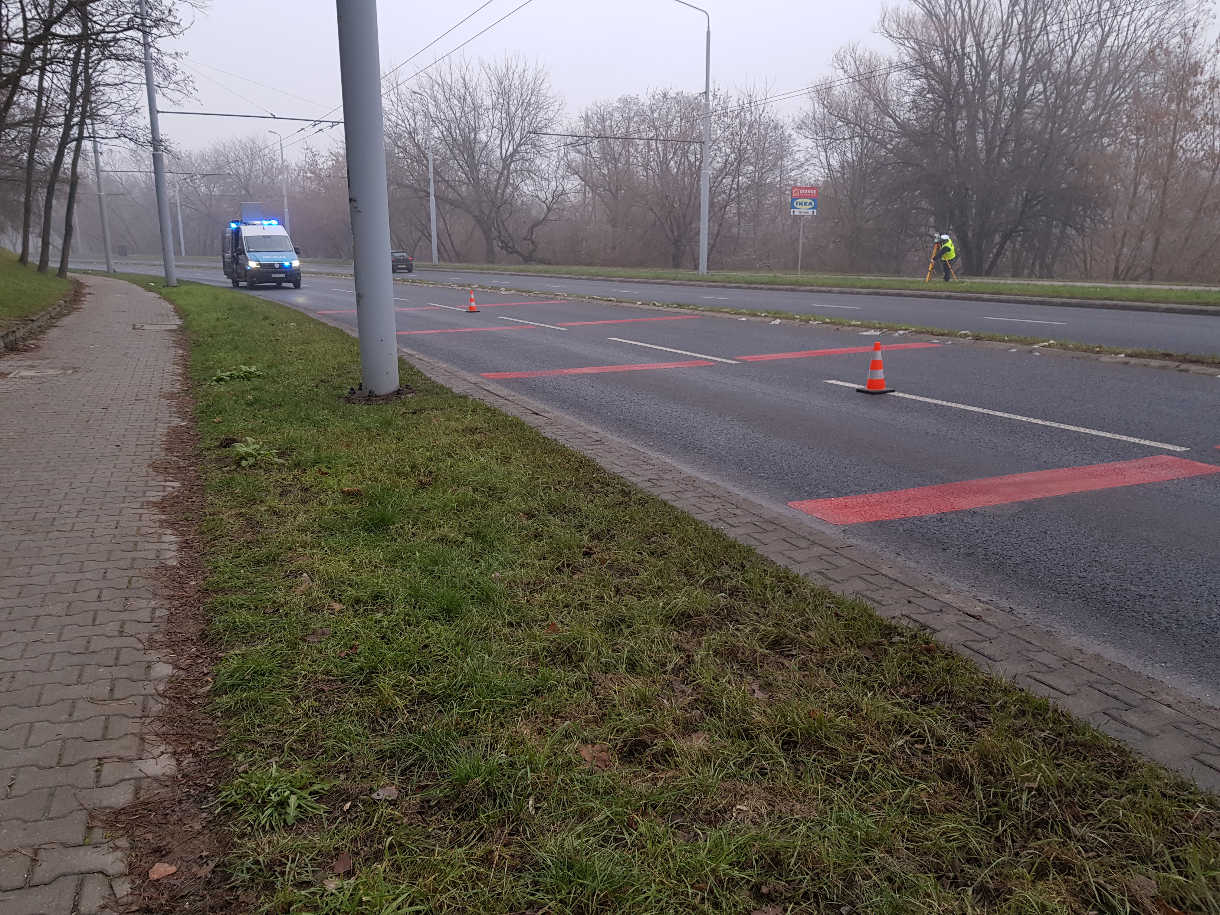 BMW uderzyło w słup na ul. Nadbystrzyckiej. Trzy osoby ranne, jedna w ciężkim stanie (wideo, zdjęcia)