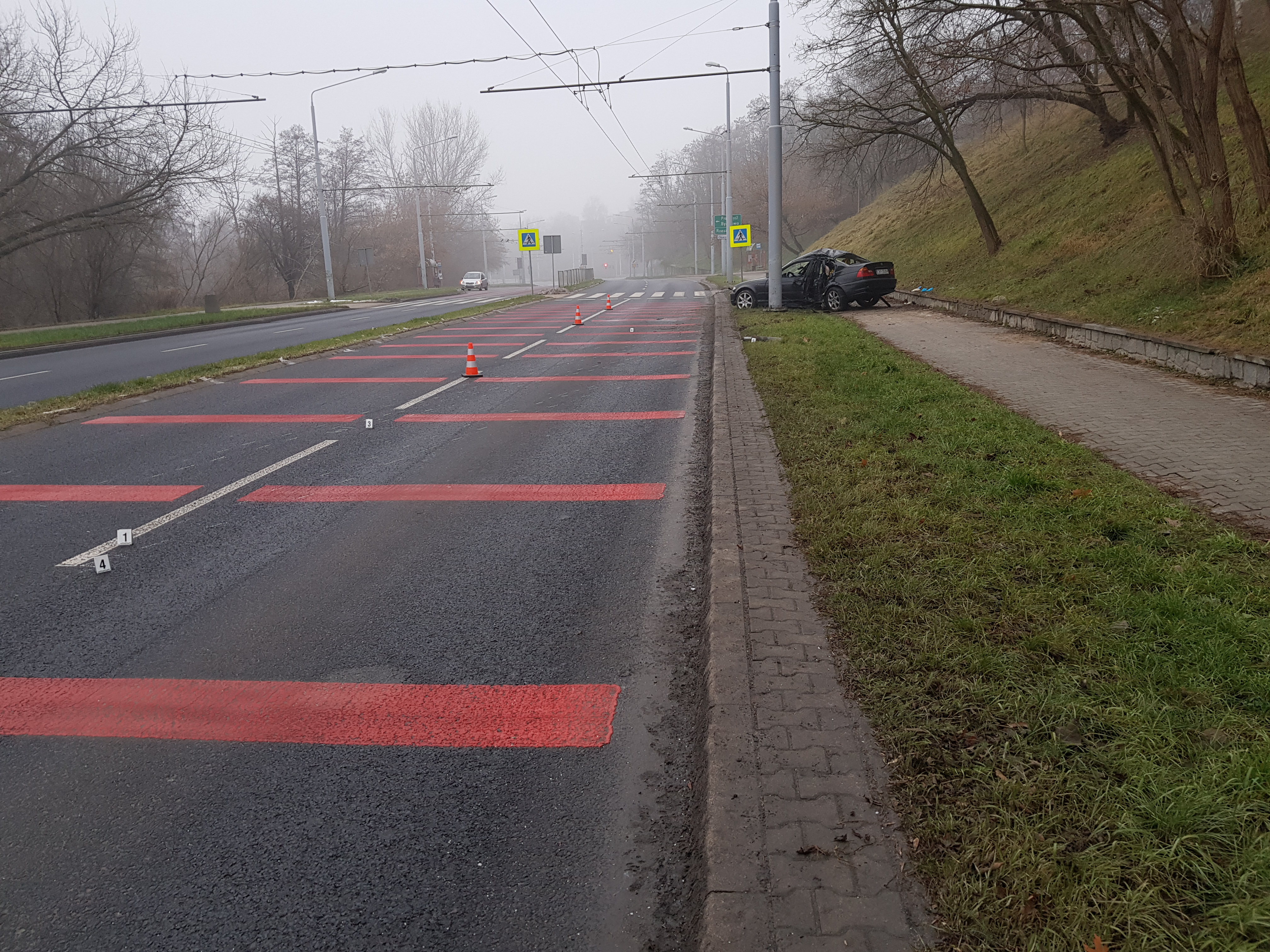 BMW uderzyło w słup na ul. Nadbystrzyckiej. Trzy osoby ranne, jedna w ciężkim stanie (wideo, zdjęcia)