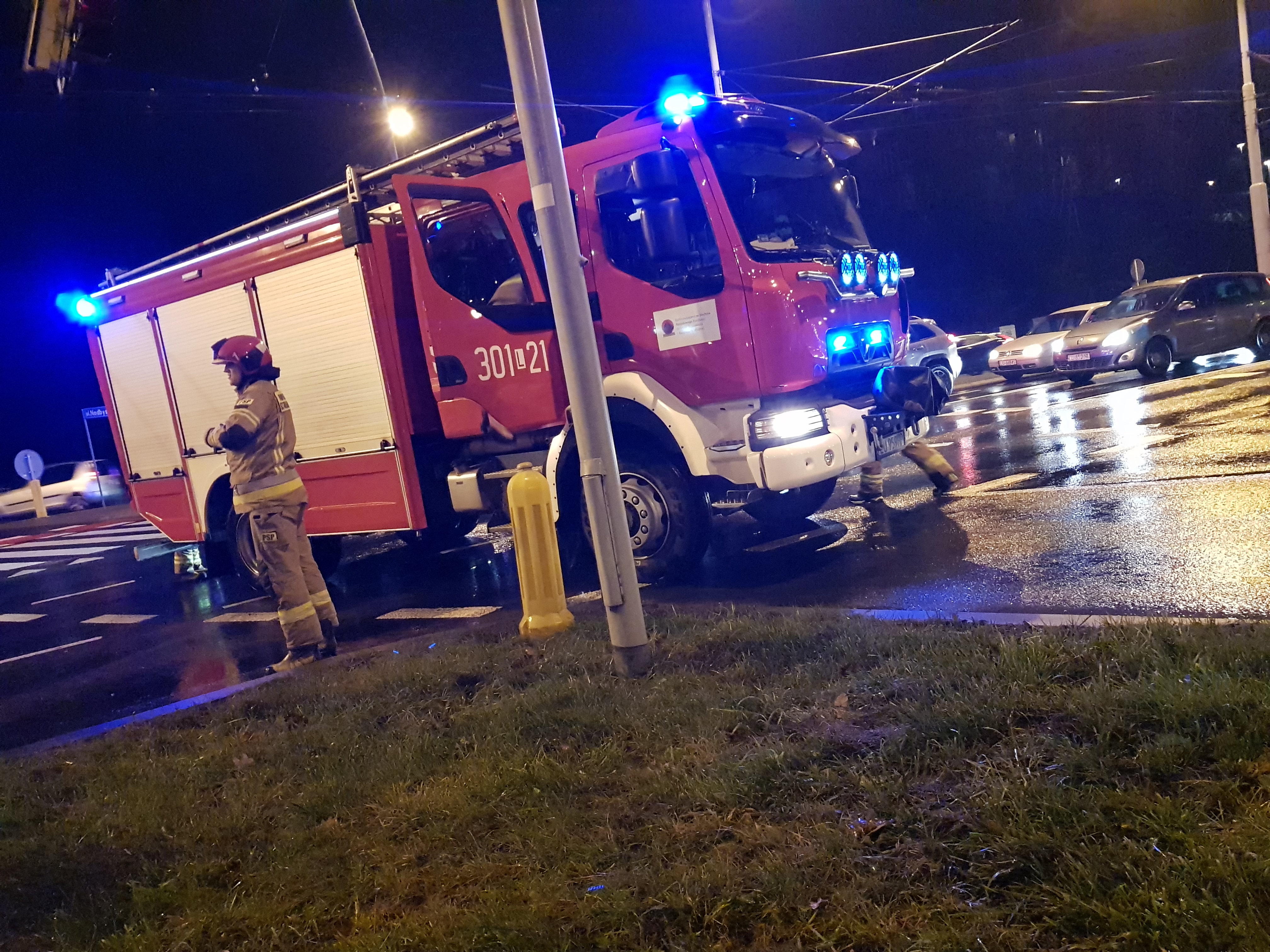 Zderzenie forda z toyotą na skrzyżowaniu. Obie kierujące twierdziły, że miały zielone światło (zdjęcia)