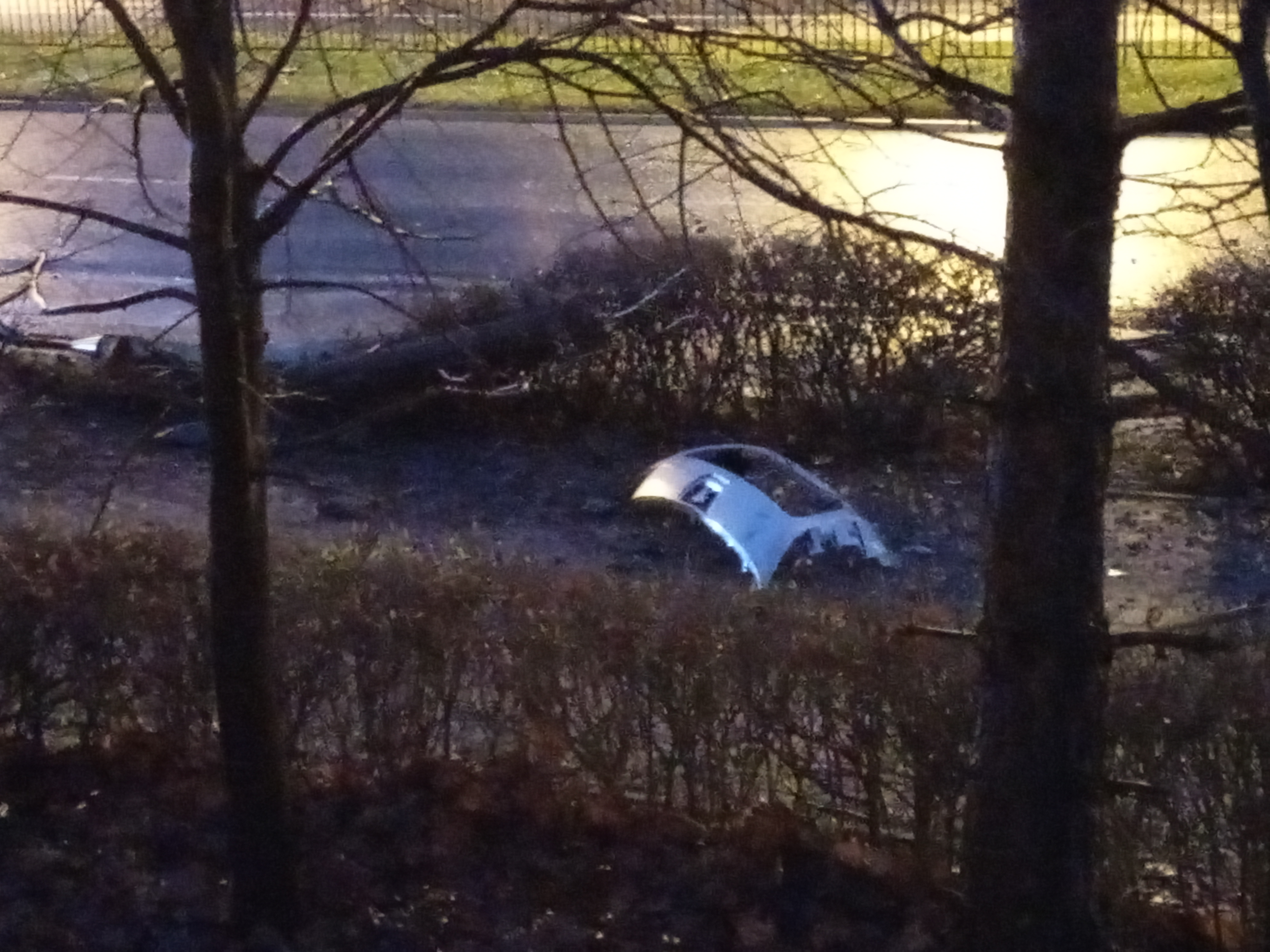 Uderzyli peugeotem w słup i dachowali. Dwie osoby w szpitalu (zdjęcia)