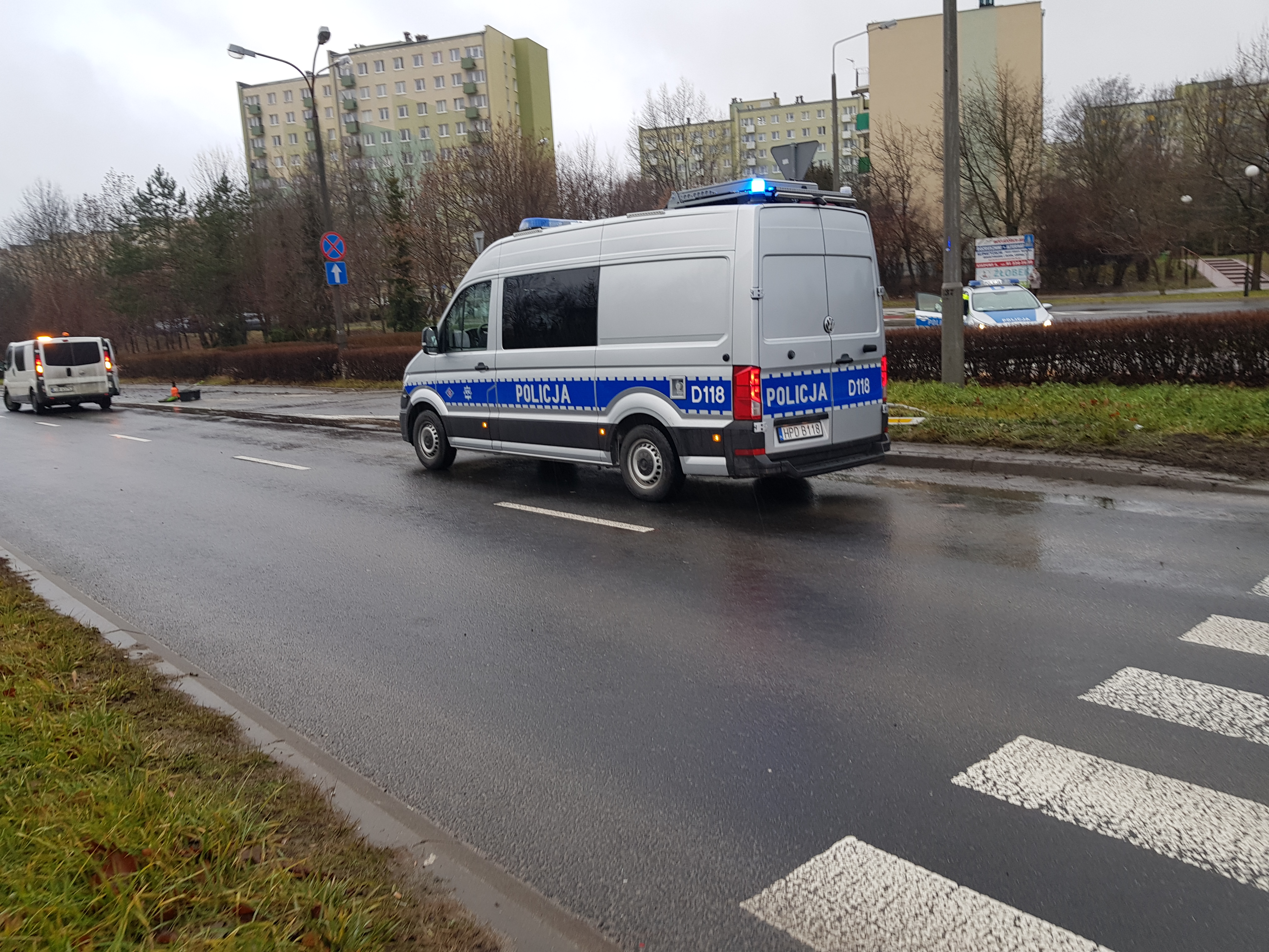 Uderzyli peugeotem w słup i dachowali. Dwie osoby w szpitalu (zdjęcia)