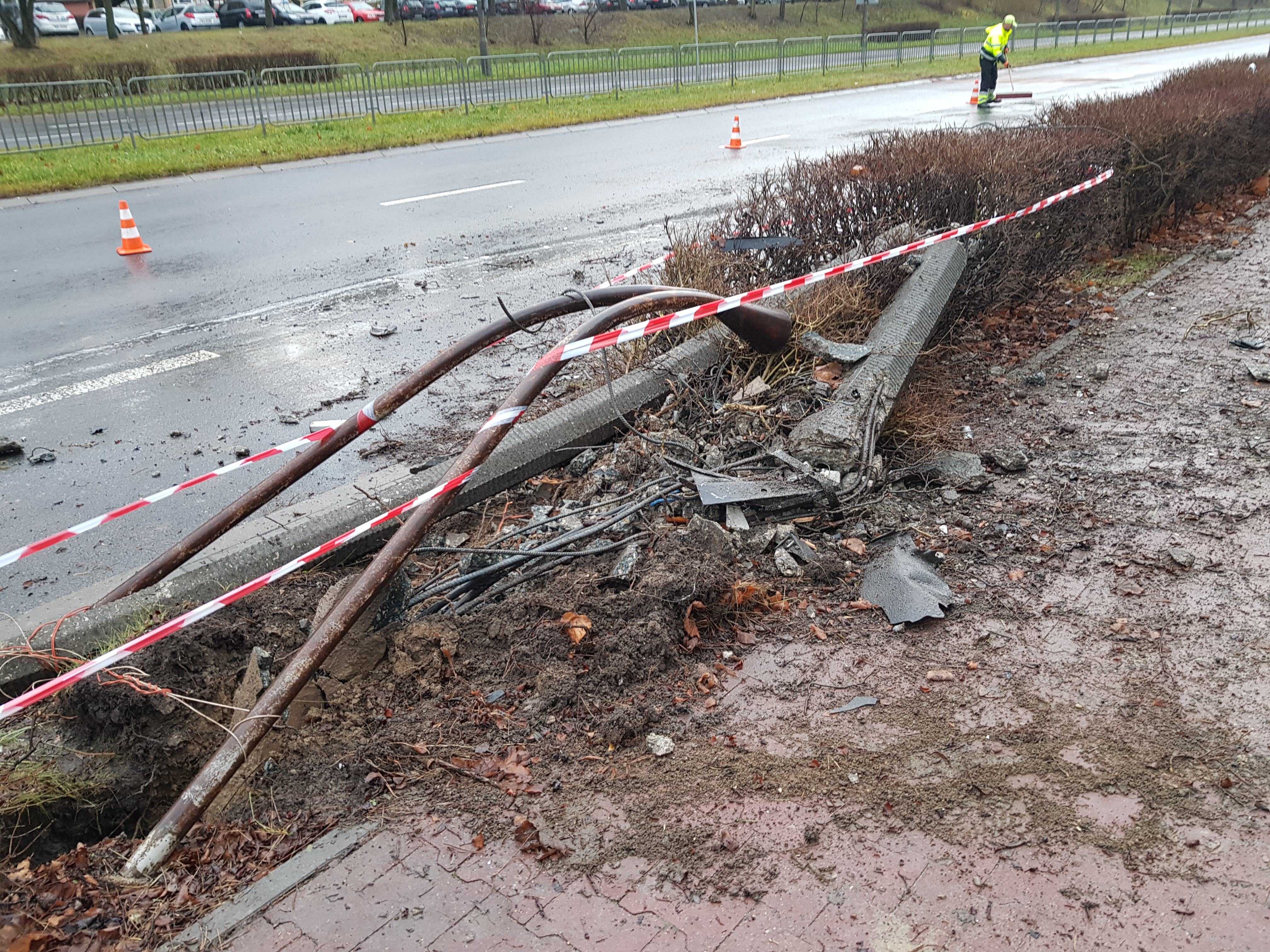 Uderzyli peugeotem w słup i dachowali. Dwie osoby w szpitalu (zdjęcia)