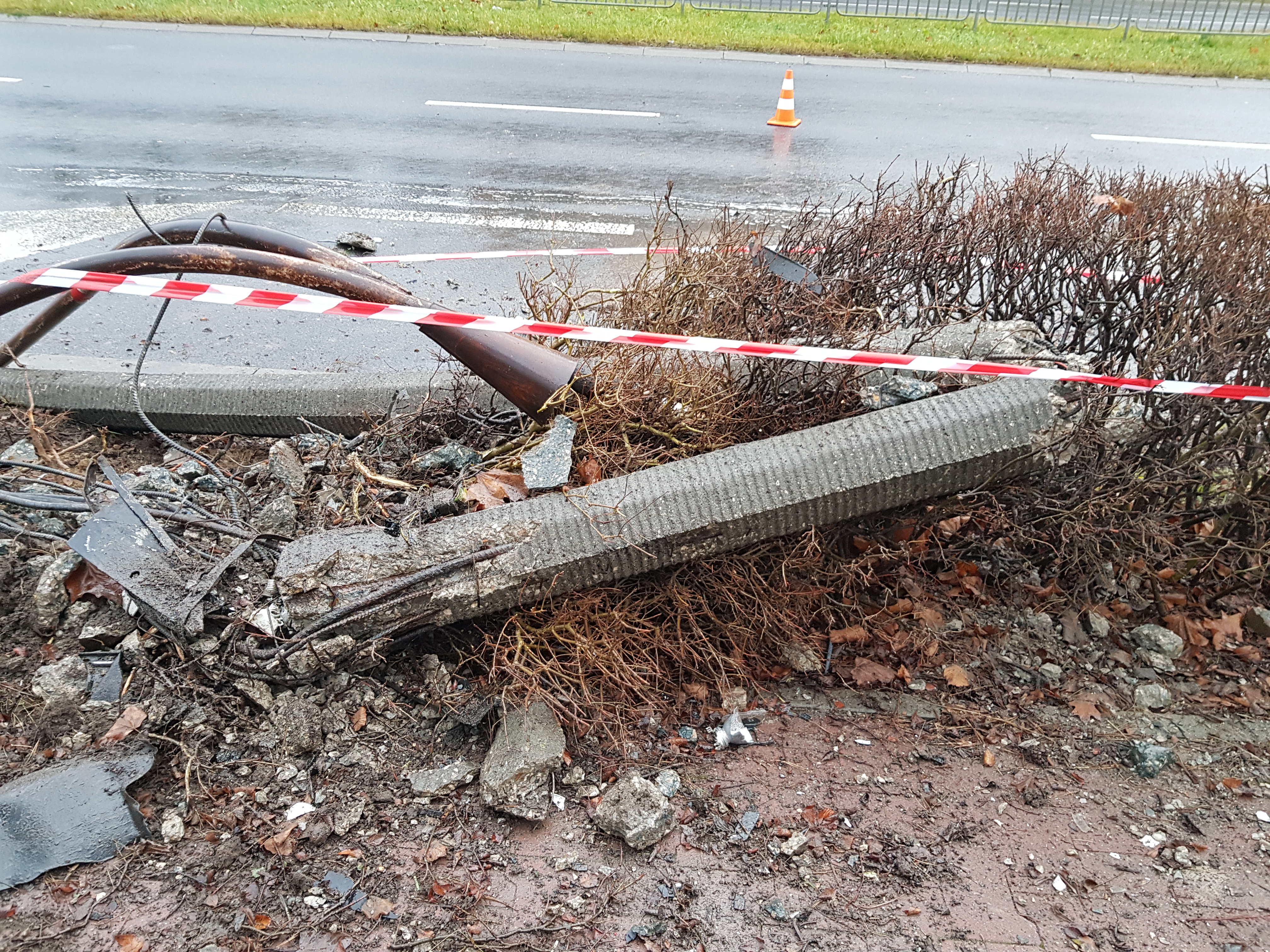 Uderzyli peugeotem w słup i dachowali. Dwie osoby w szpitalu (zdjęcia)