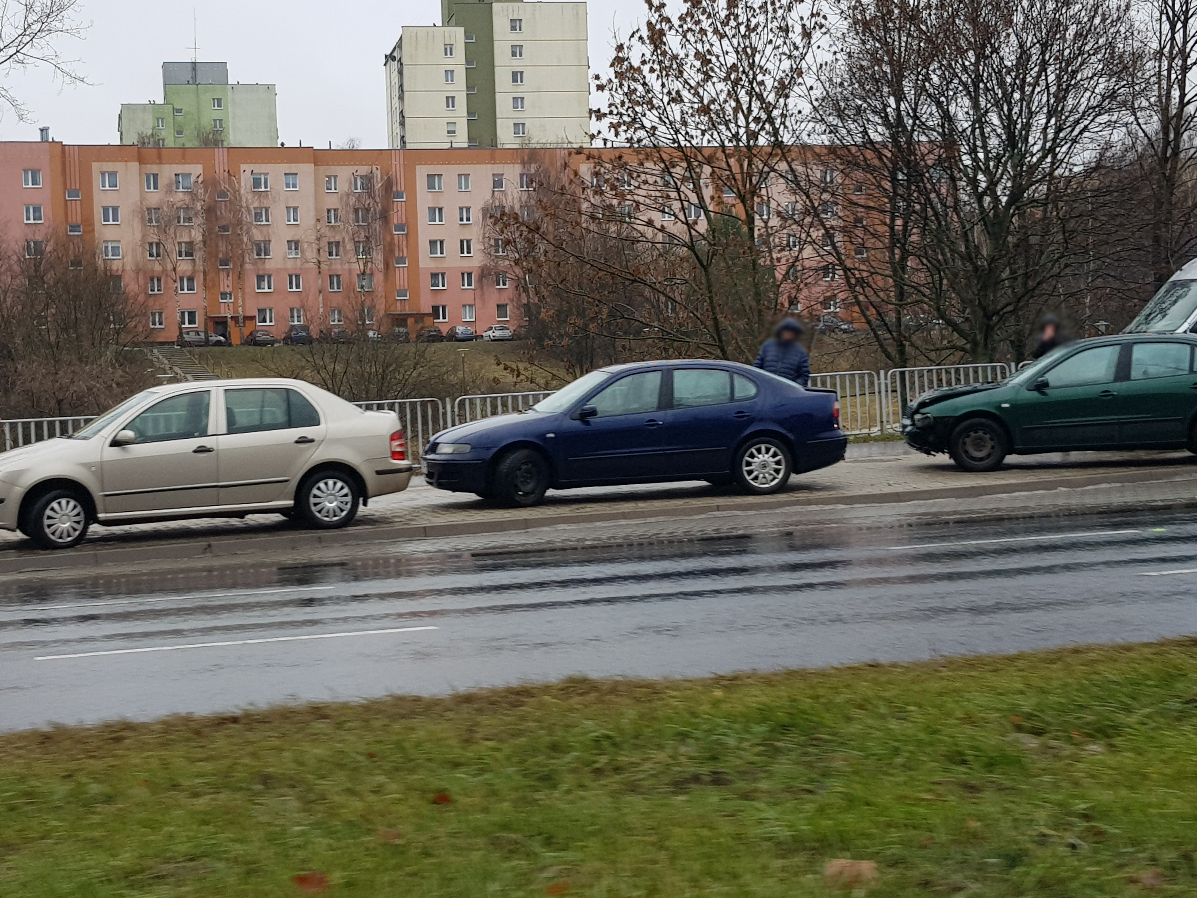 Duży ruch pojazdów w Lublinie, korki przed sklepami, doszło do kilku zdarzeń drogowych (zdjęcia)