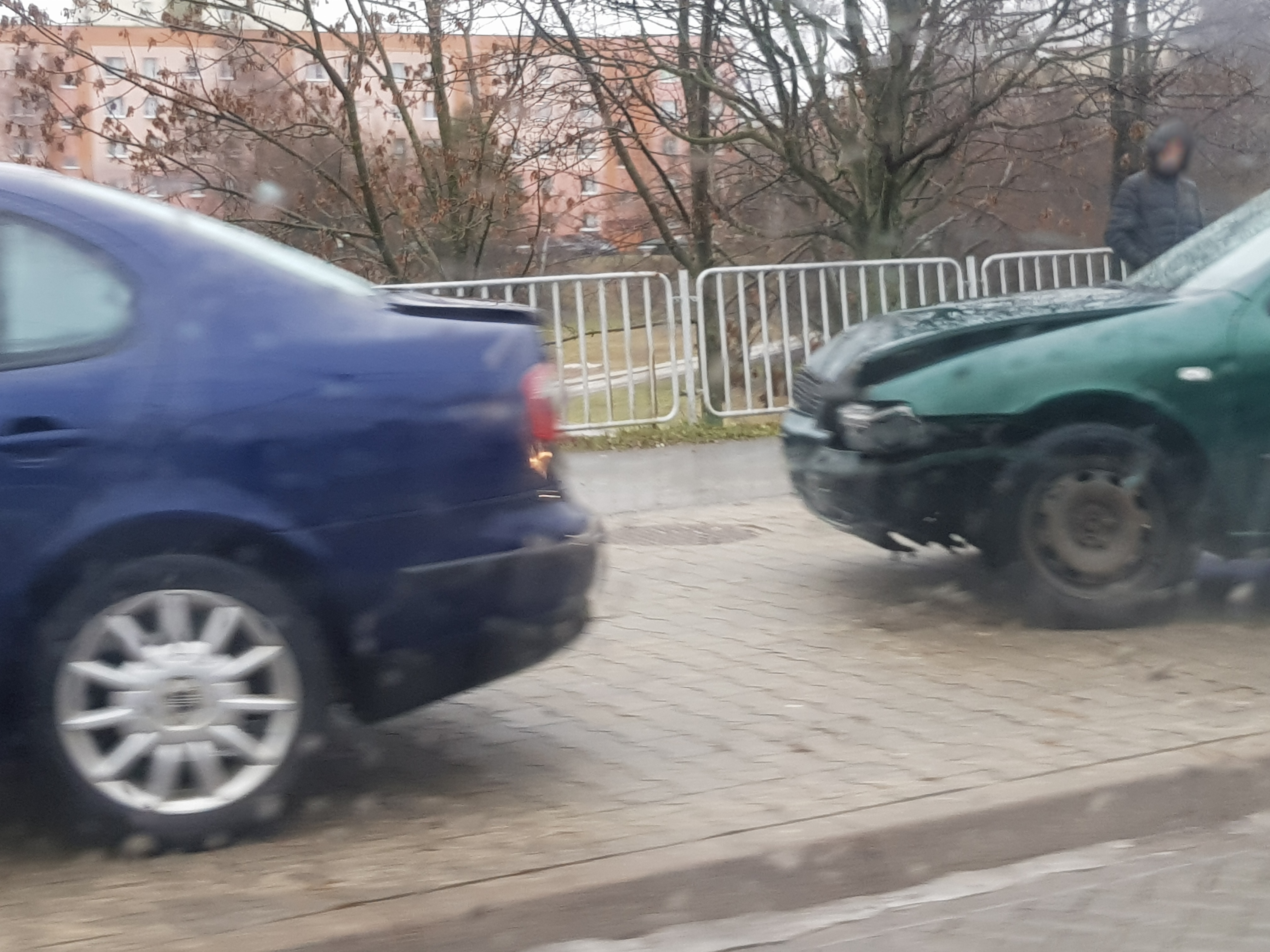 Duży ruch pojazdów w Lublinie, korki przed sklepami, doszło do kilku zdarzeń drogowych (zdjęcia)