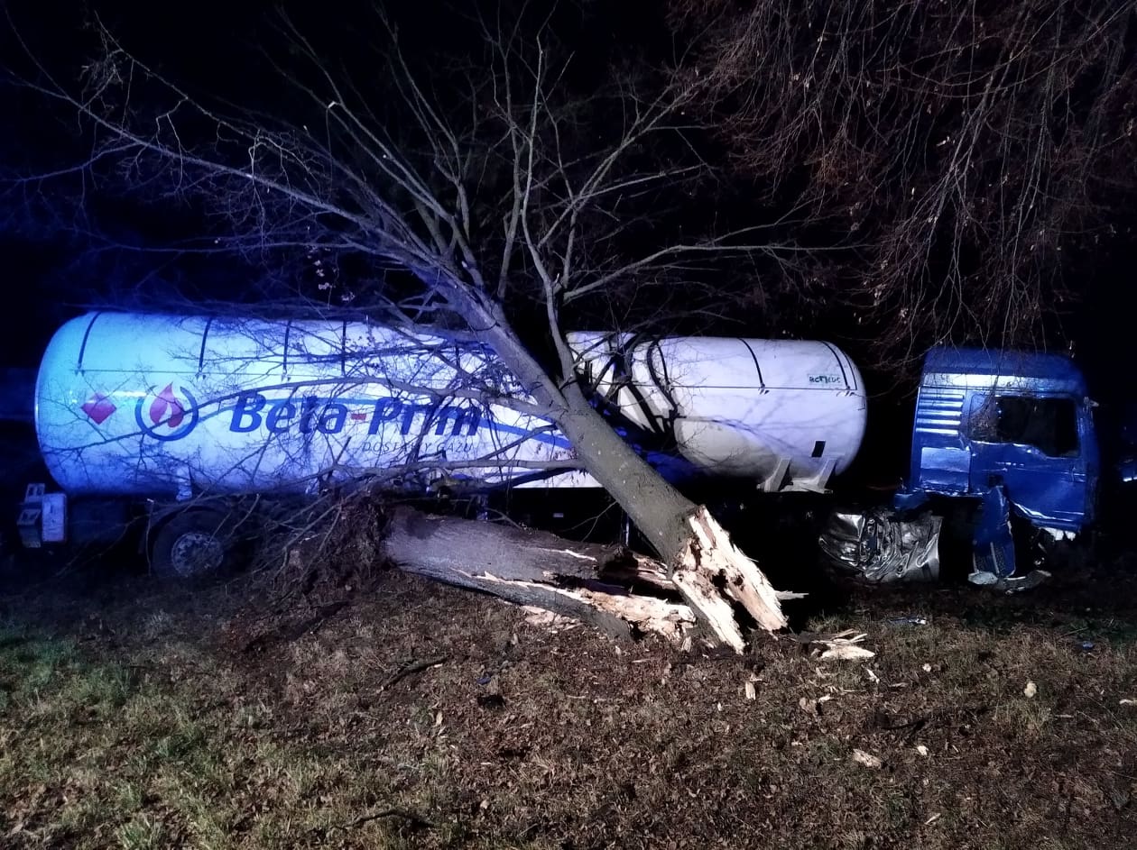 Tragiczny wypadek w Hrubieszowie. Jedna osoba nie żyje po zderzeniu ciężarówki z osobówką (zdjęcia)