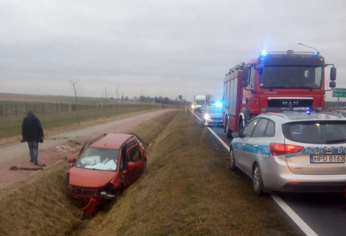 Na trasie Lublin – Bełżyce pojazd osobowy zjechał do rowu. Jedna osoba trafiła do szpitala (zdjęcia)