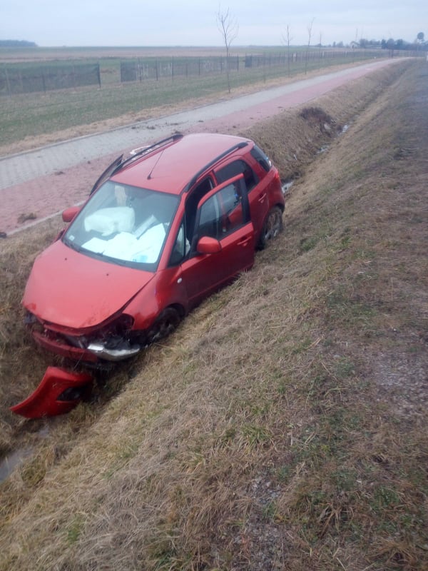 Na trasie Lublin – Bełżyce pojazd osobowy zjechał do rowu. Jedna osoba trafiła do szpitala (zdjęcia)