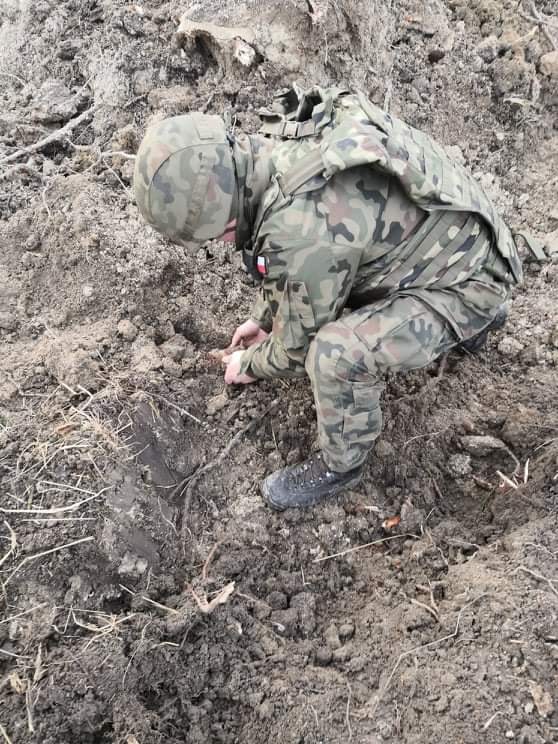 Niewybuchy w pobliżu torów kolejowych. Konieczne było wstrzymanie ruchu pociągów (zdjęcia)