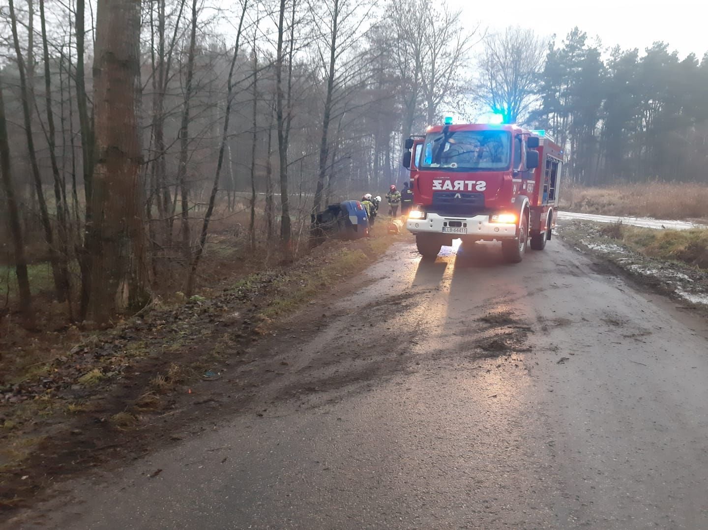 Seat wypadł z drogi i uderzył w drzewo. Pojazdem podróżowały trzy osoby (zdjęcia)