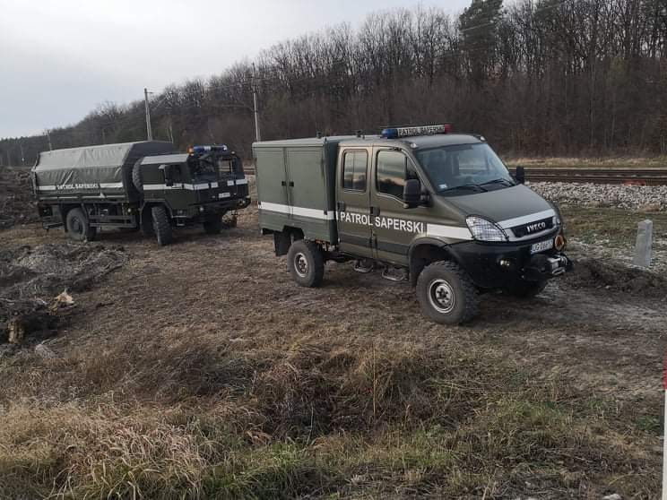 Niewybuchy w pobliżu torów kolejowych. Konieczne było wstrzymanie ruchu pociągów (zdjęcia)