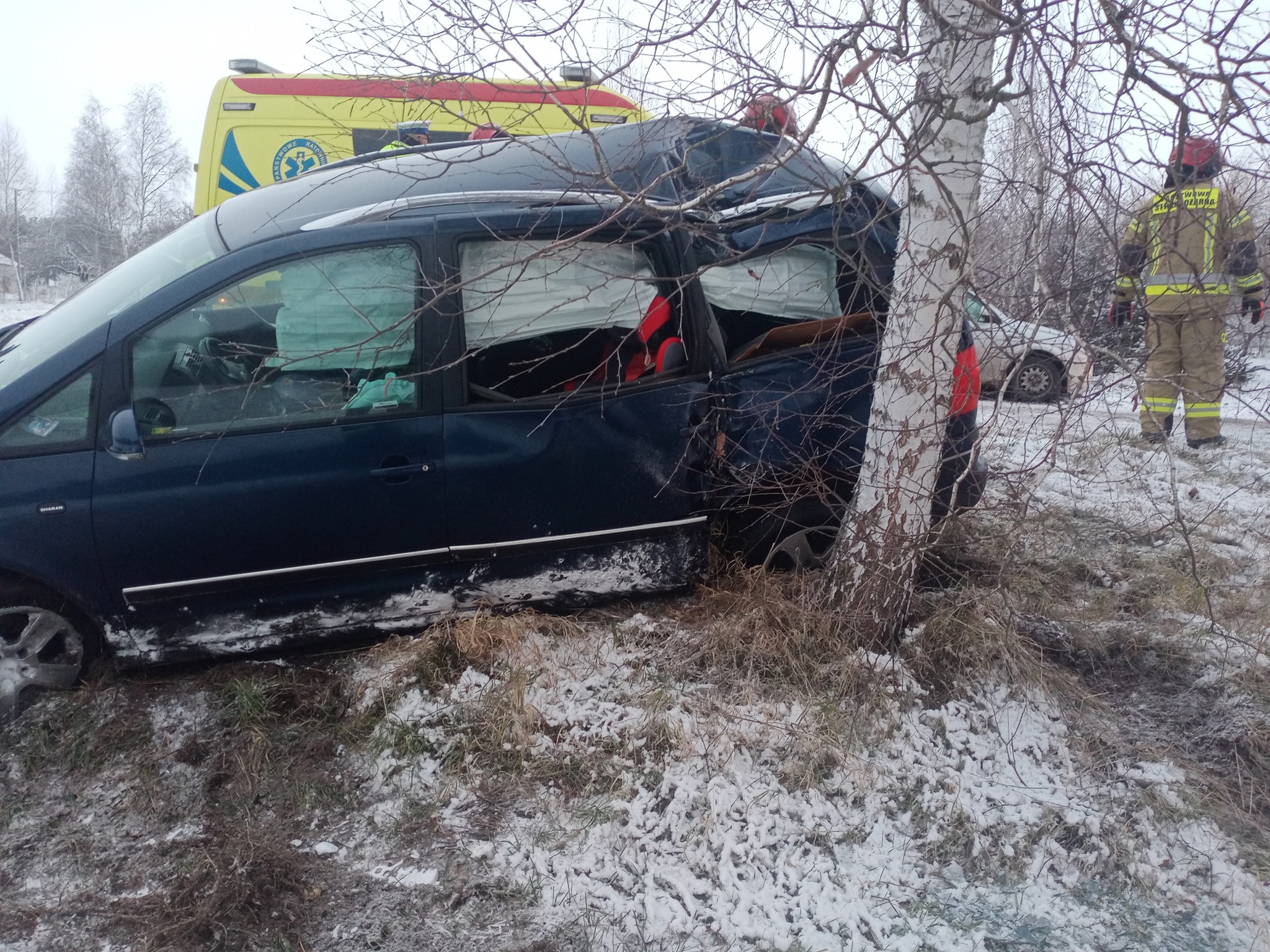 Wypadła volkswagenem z drogi i uderzyła w drzewo. Troje dzieci trafiło do szpitala (zdjęcia)