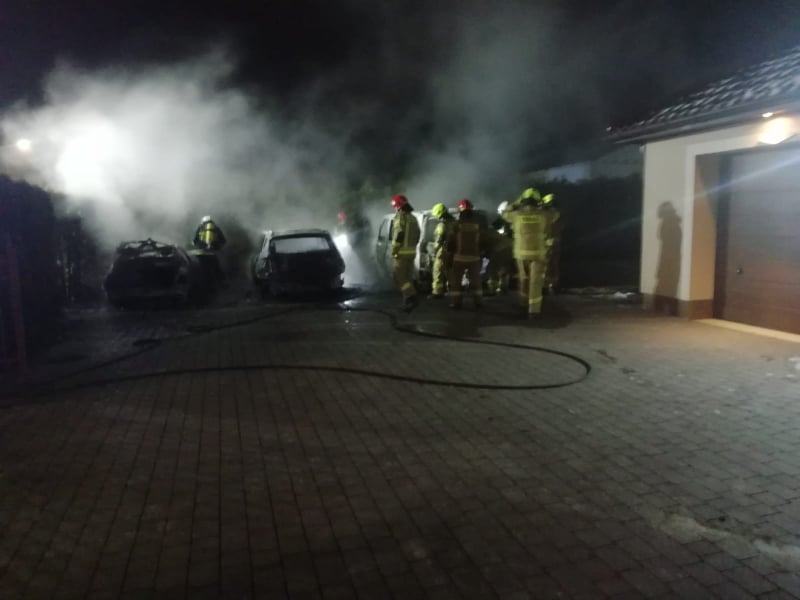 Nocny pożar trzech pojazdów na posesji. Trwa ustalanie okoliczności pojawienia się ognia (zdjęcia)