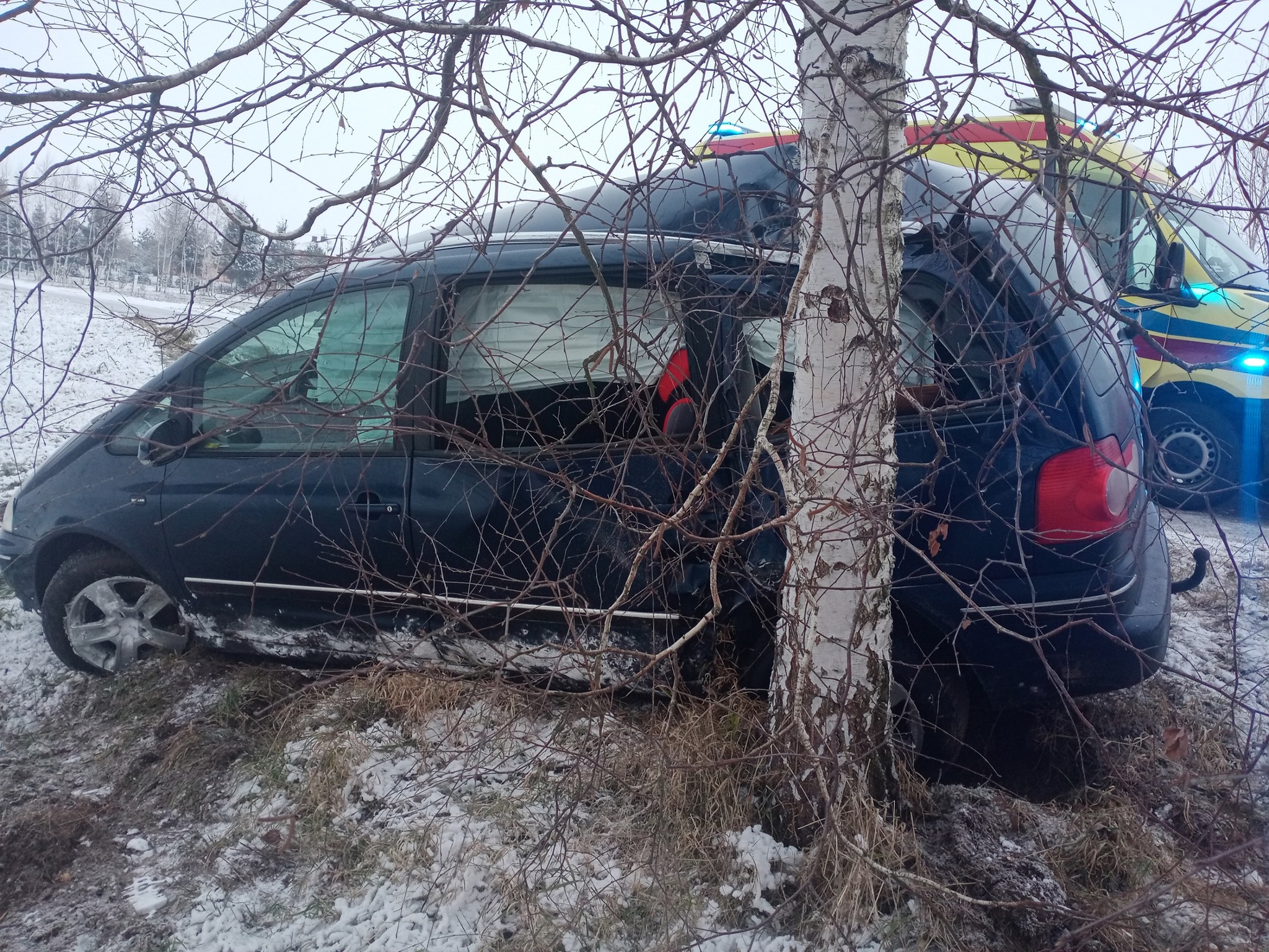 Wypadła volkswagenem z drogi i uderzyła w drzewo. Troje dzieci trafiło do szpitala (zdjęcia)