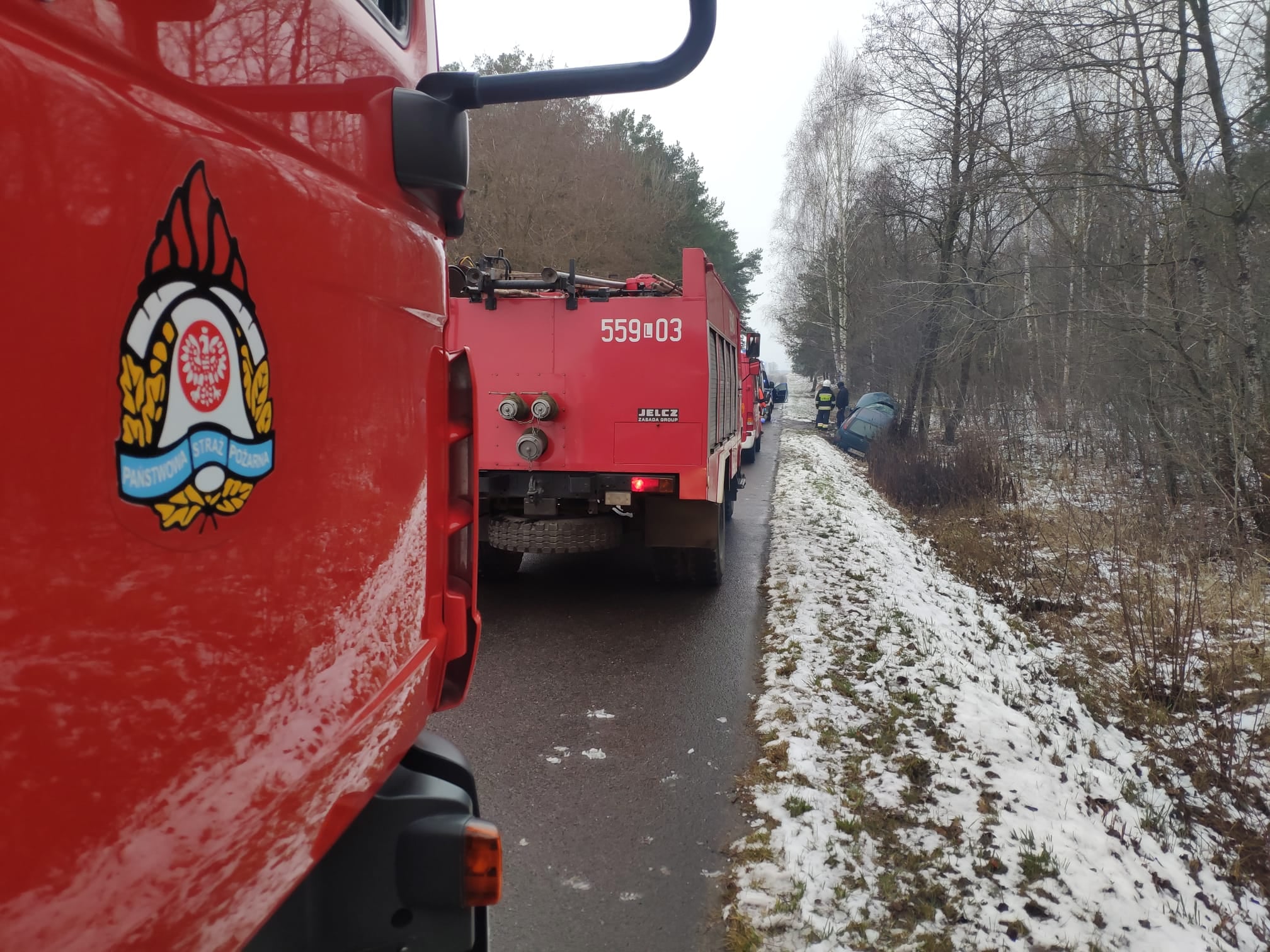 Opel wypadł z drogi i roztrzaskał się na drzewie (zdjęcia)
