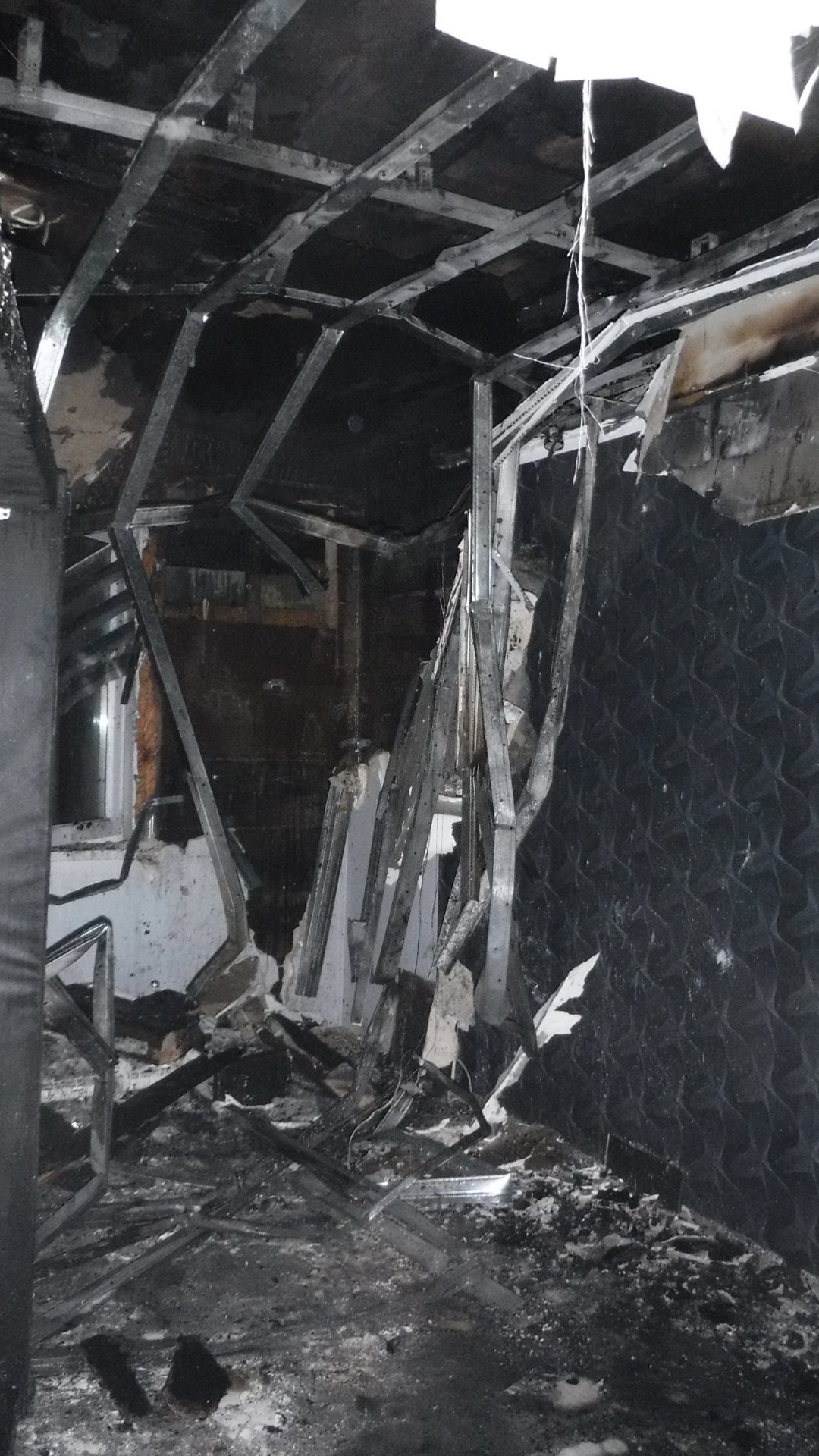 Siedem zastępów straży pożarnej gasiło pożar domu jednorodzinnego (zdjęcia)