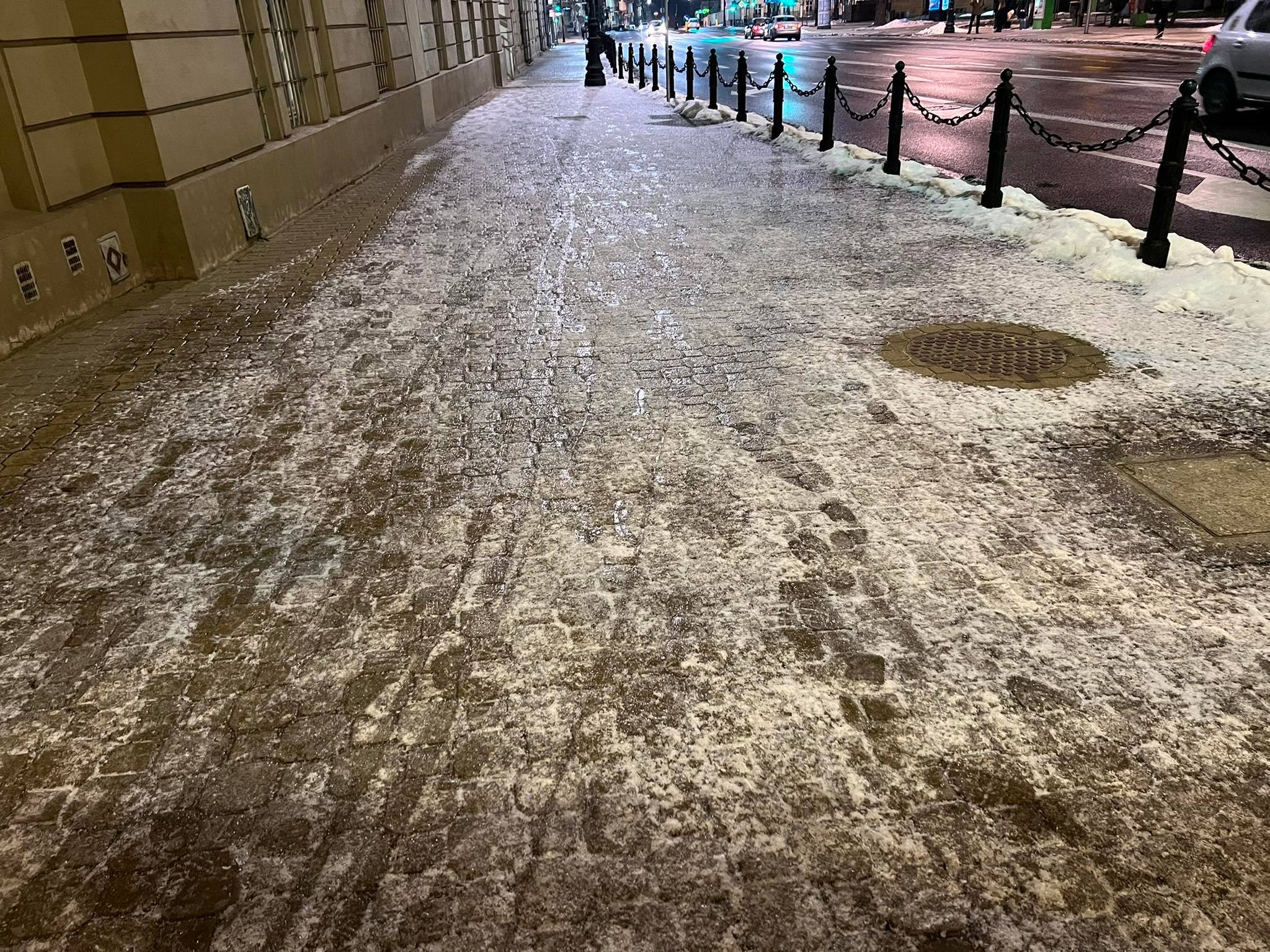 Zarządcy i administratorzy na czas świąt zapomnieli o chodnikach i ulicach. „Wszędzie lód, można się połamać” (zdjęcia)