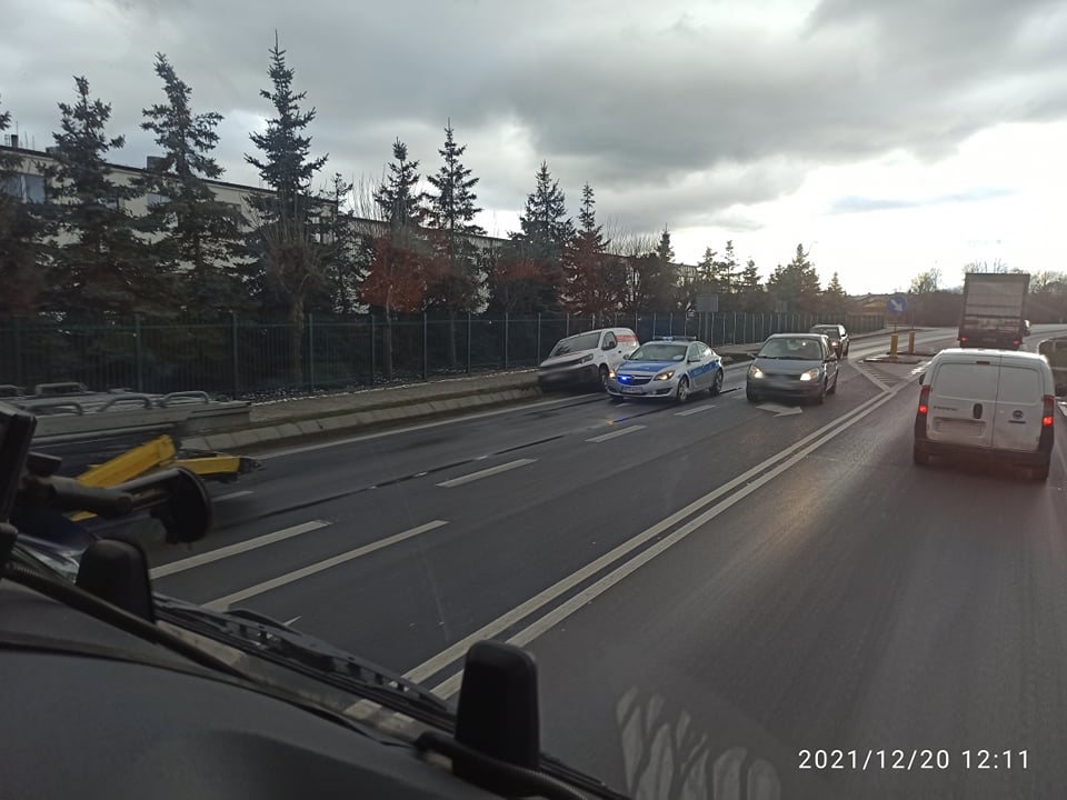 Zderzenie dwóch pojazdów na trasie Lublin – Lubartów. Utrudnienia w ruchu na jednym pasie (zdjęcia)