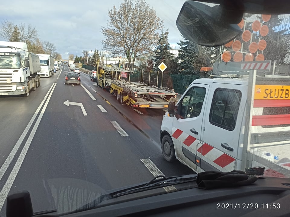 Zderzenie dwóch pojazdów na trasie Lublin – Lubartów. Utrudnienia w ruchu na jednym pasie (zdjęcia)