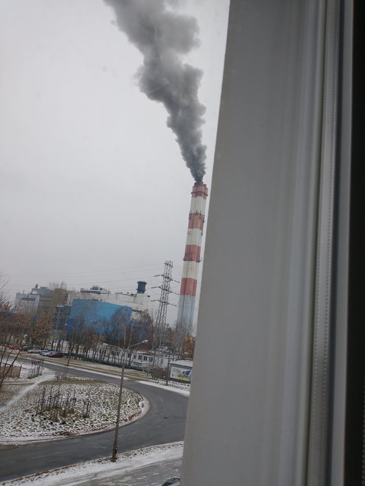 Gęsty dym z komina elektrociepłowni, czarna chmura nad Lublinem (zdjęcia)