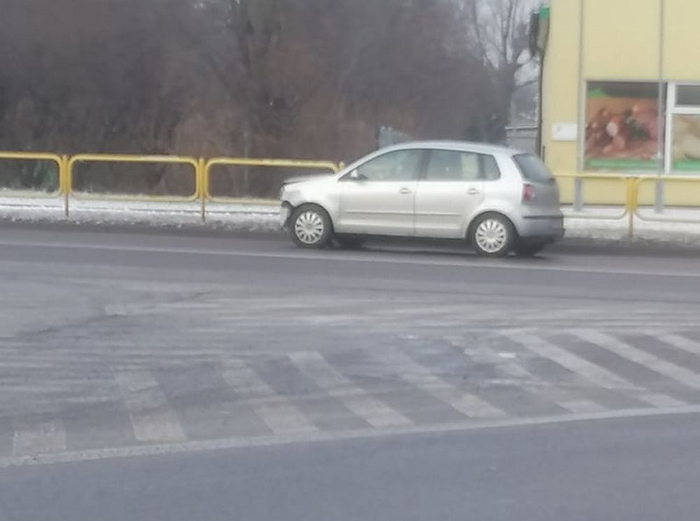 Zderzenie dwóch pojazdów osobowych na trasie Łęczna – Włodawa. Jedna osoba poszkodowana (zdjęcia)