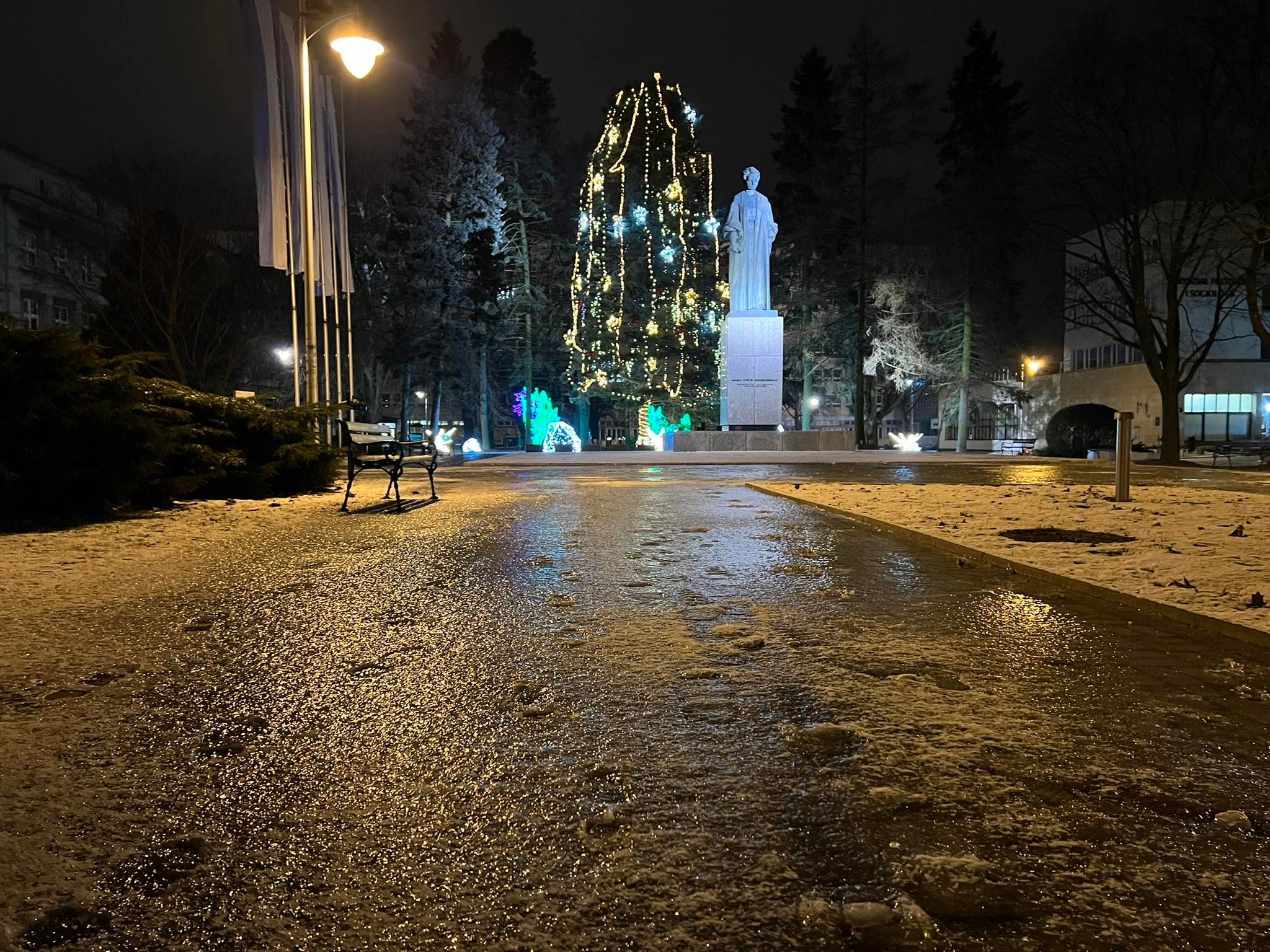 Akcja zimowego utrzymania miasta. „Niekorzystne warunki atmosferyczne utrudniały prowadzenie akcji, ze względu na mniejszą skuteczność działania soli”