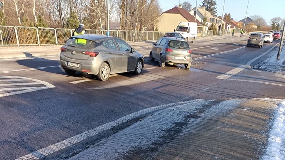 Zderzenie dwóch pojazdów na trasie Piaski – Krasnystaw. Utrudnienia w ruchu na drodze krajowej nr 17 (zdjęcia)