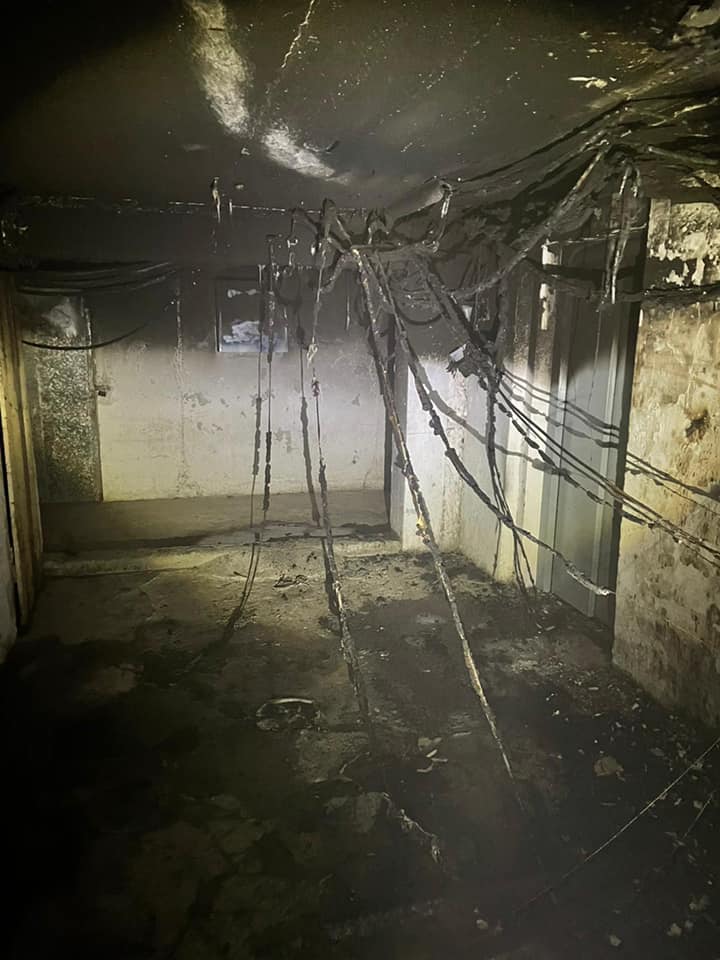 Groźny pożar w budynku mieszkalnym. „Częste libacje alkoholowe w piwnicy bloku lub na klatce schodowej nie dają nam normalnie żyć” (zdjęcia)