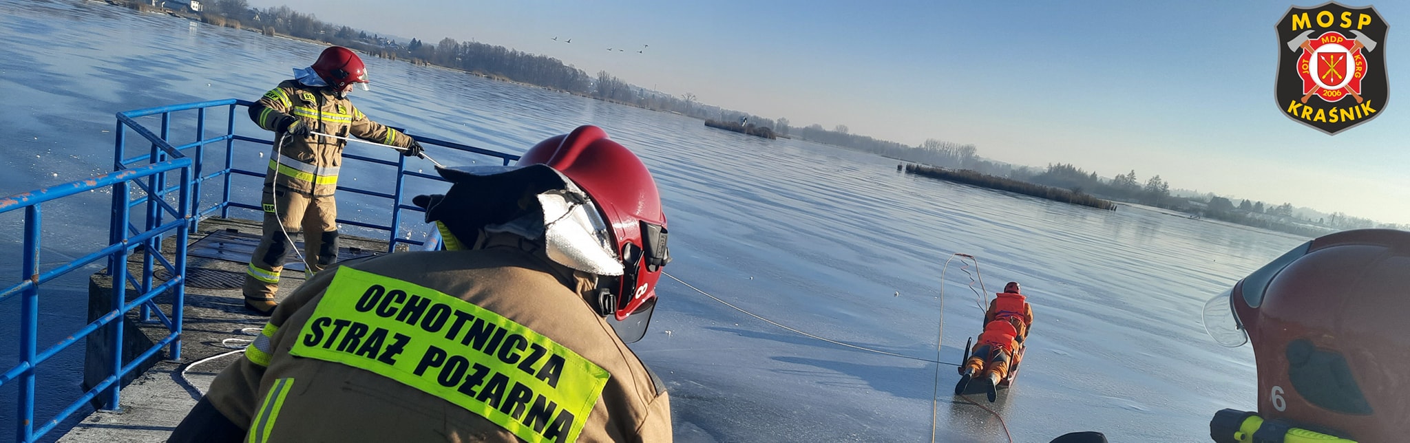 Strażacy ratowali łabędzie przymarznięte do lodu (zdjęcia)