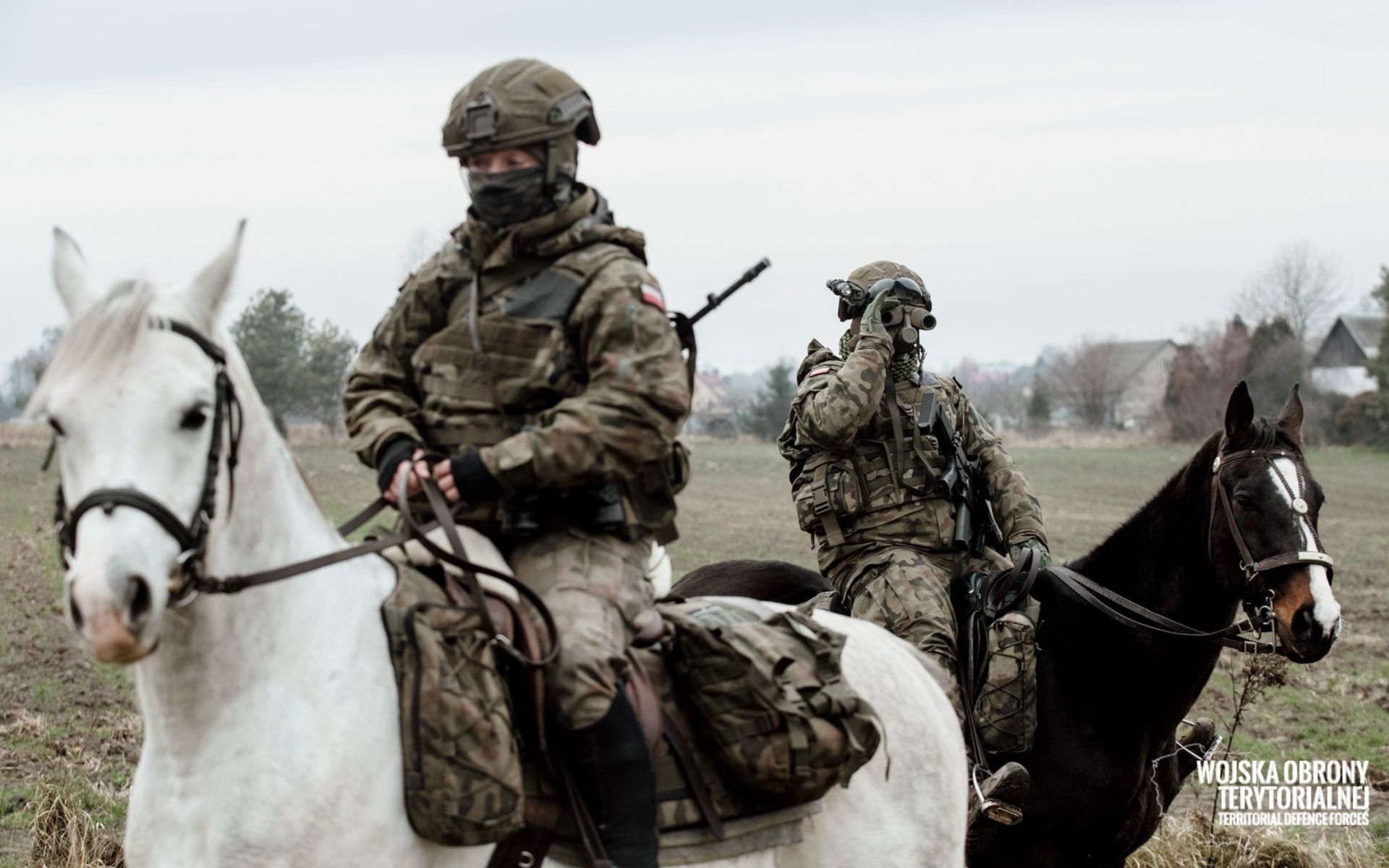 Lubelscy Terytorialsi prowadzą patrole konne na straży bezpiecznej granicy (zdjęcia)