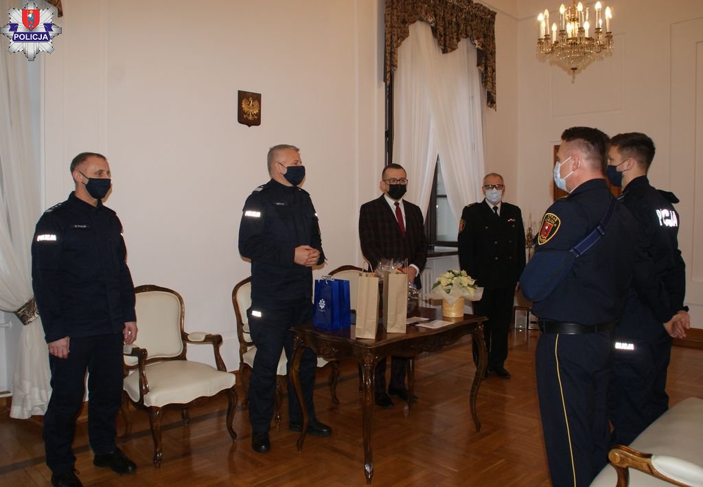 Podziękowania oraz upominki dla policjanta i strażnika miejskiego za interwencję w zamojskiej galerii handlowej (zdjęcia)